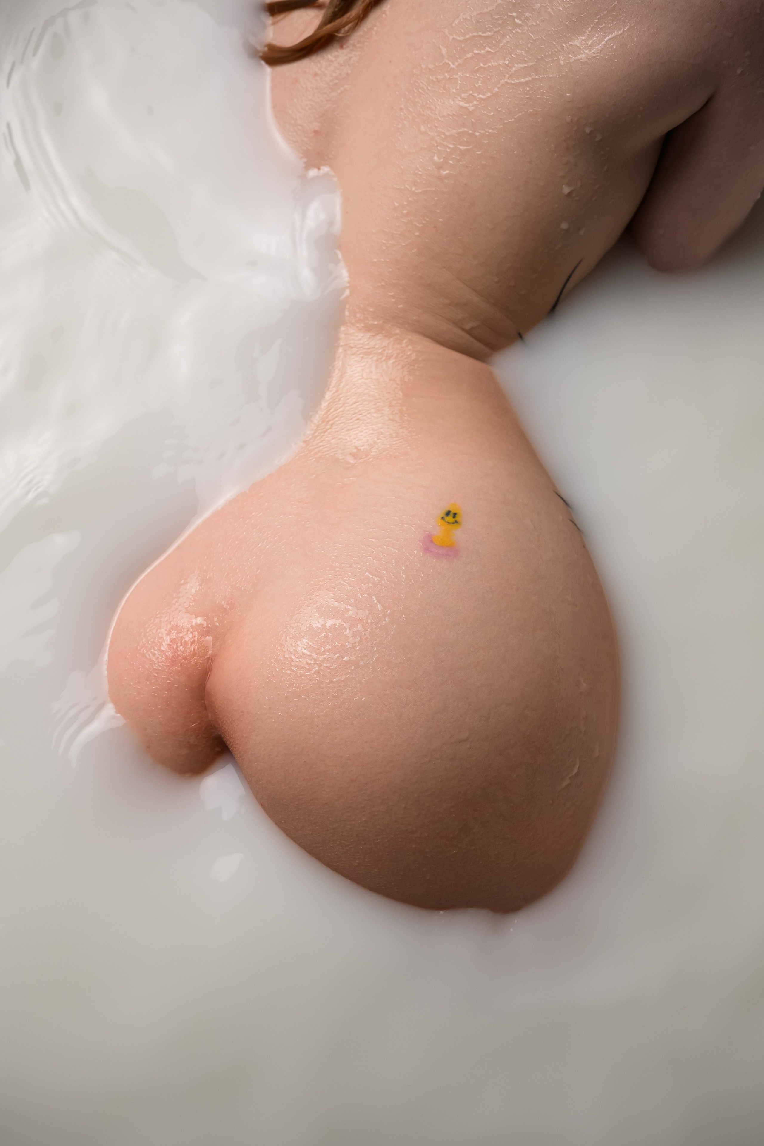 Карина Ved.Nudes в молочной ванне, художественная ню-фотография с минималистичной композицией и мягкой светлой эстетикой