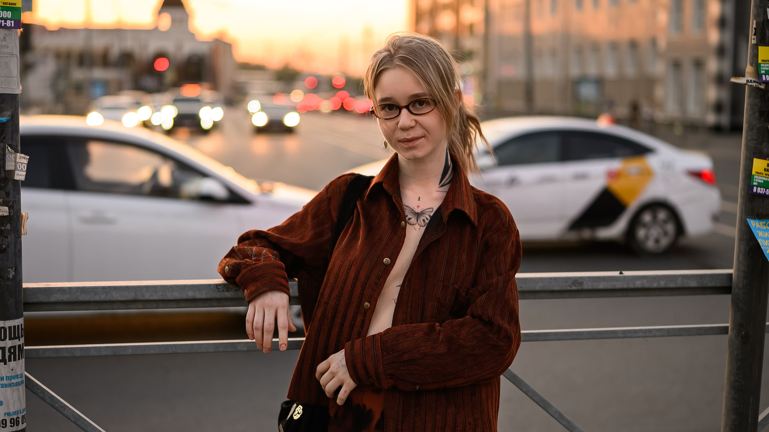 Портрет модели Карина Ved на фоне городской инфраструктуры, уличная фотосессия с профессиональным подходом