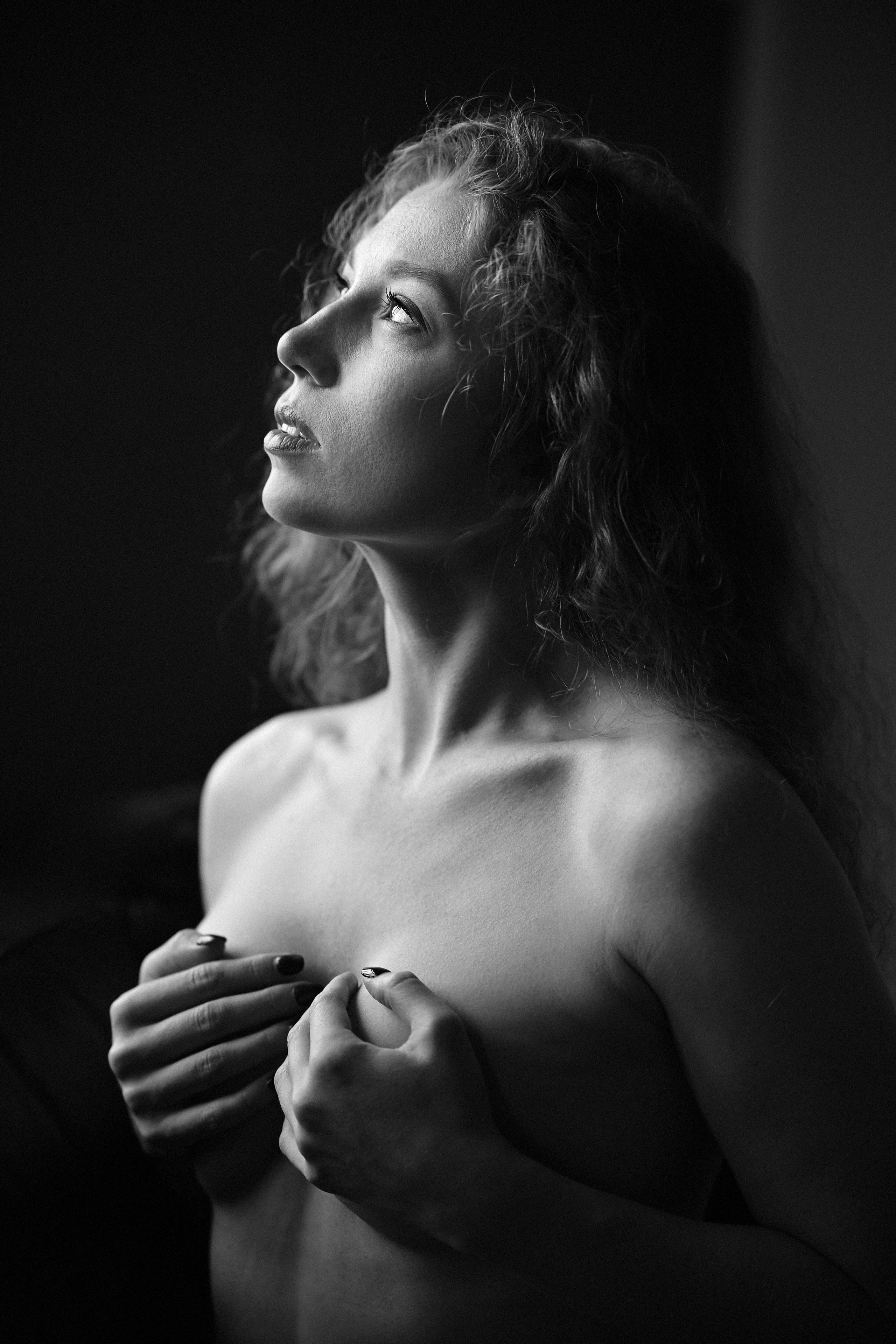 Екатерина Долгушева в черно-белой художественной фотосъемке, минималистичный образ и выразительная композиция