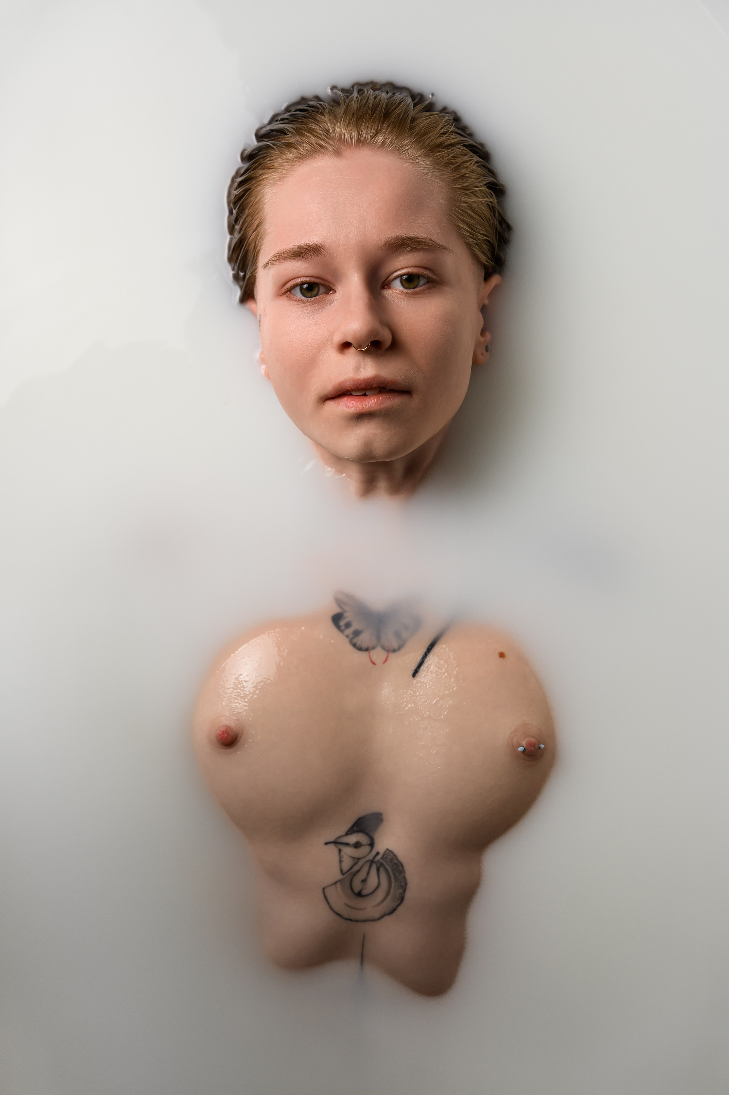 Художественная съемка ню Карины Ved.Nudes с молочной водой, светлым фоном, графичной композицией и выразительной детализацией
