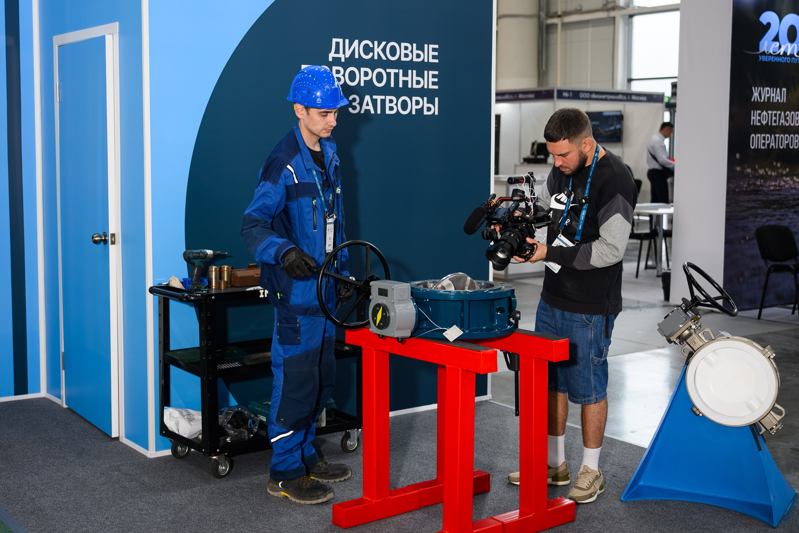 Репортажная съемка выставки нефтегазового оборудования в Казани с посетителями, представителями компаний и демонстрацией промышленных технических решений