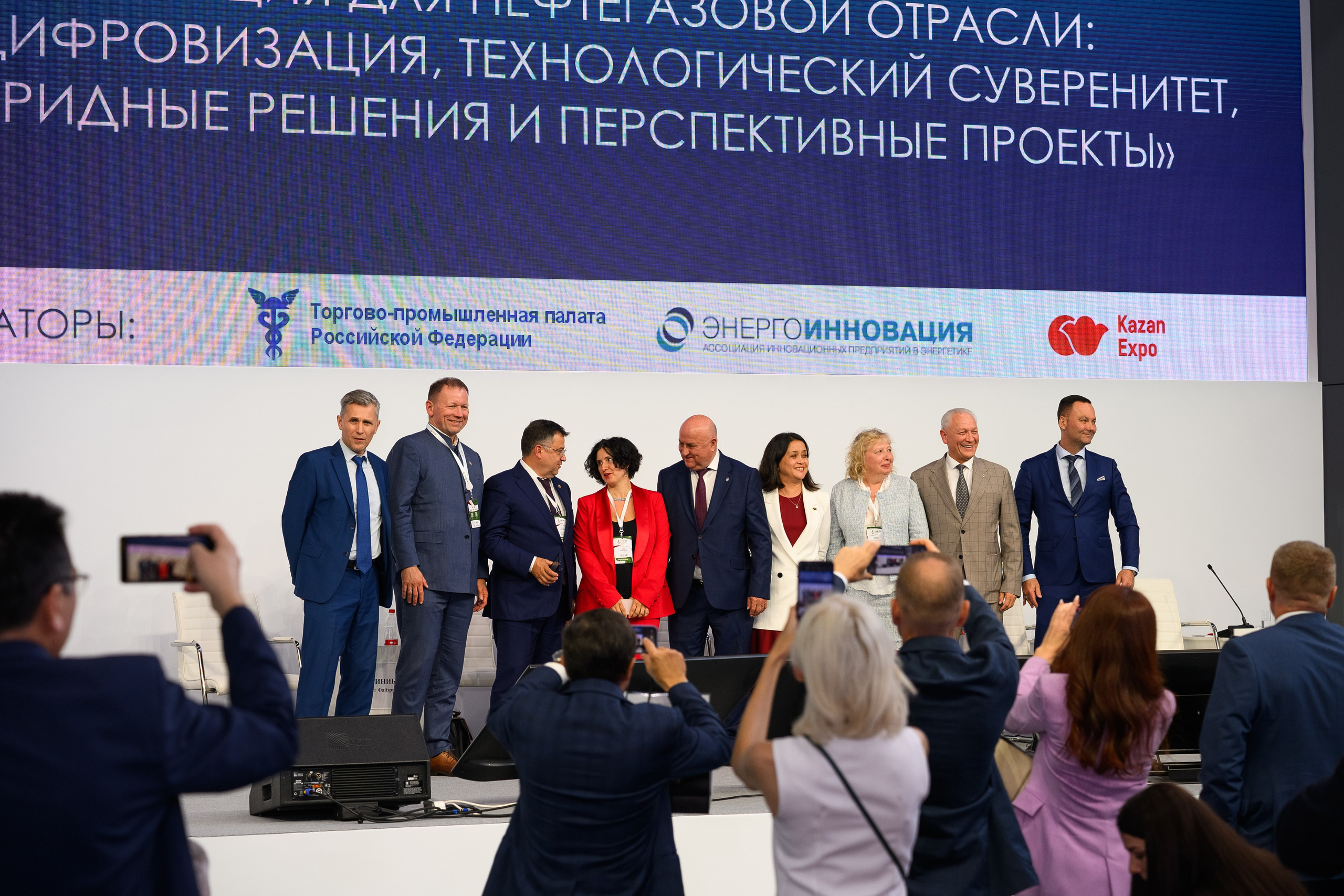 Деловая коммуникация специалистов нефтегазовой отрасли на выставочном стенде в МВЦ «Казань Экспо»