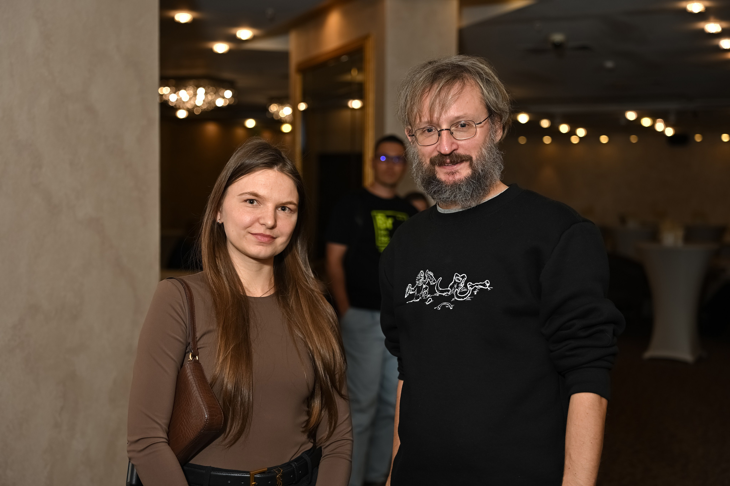 Посетители лекции фотографируются со Станиславом Дробышевским после выступления в Казани
