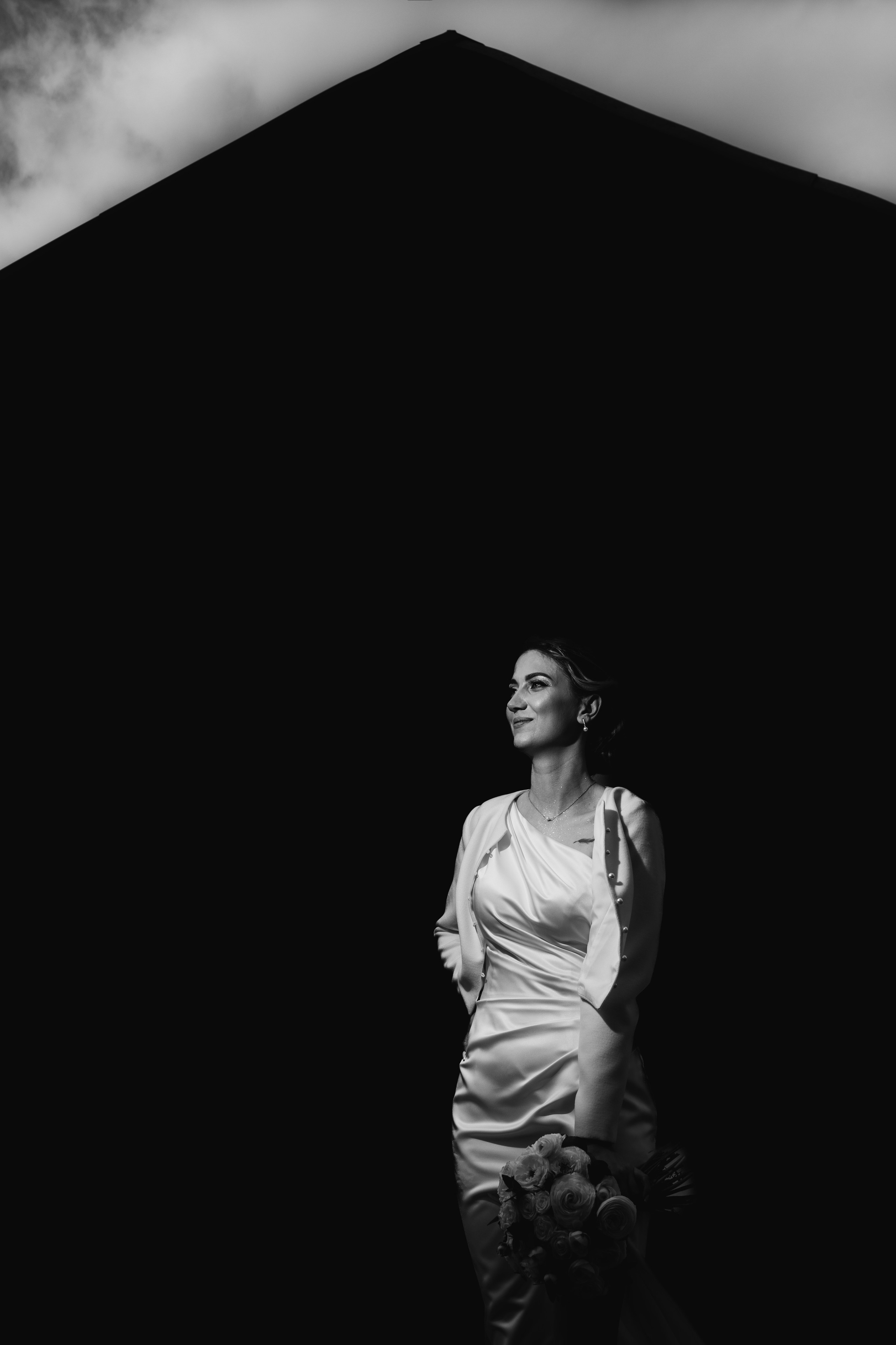 Черно-белая фотография невесты в городе