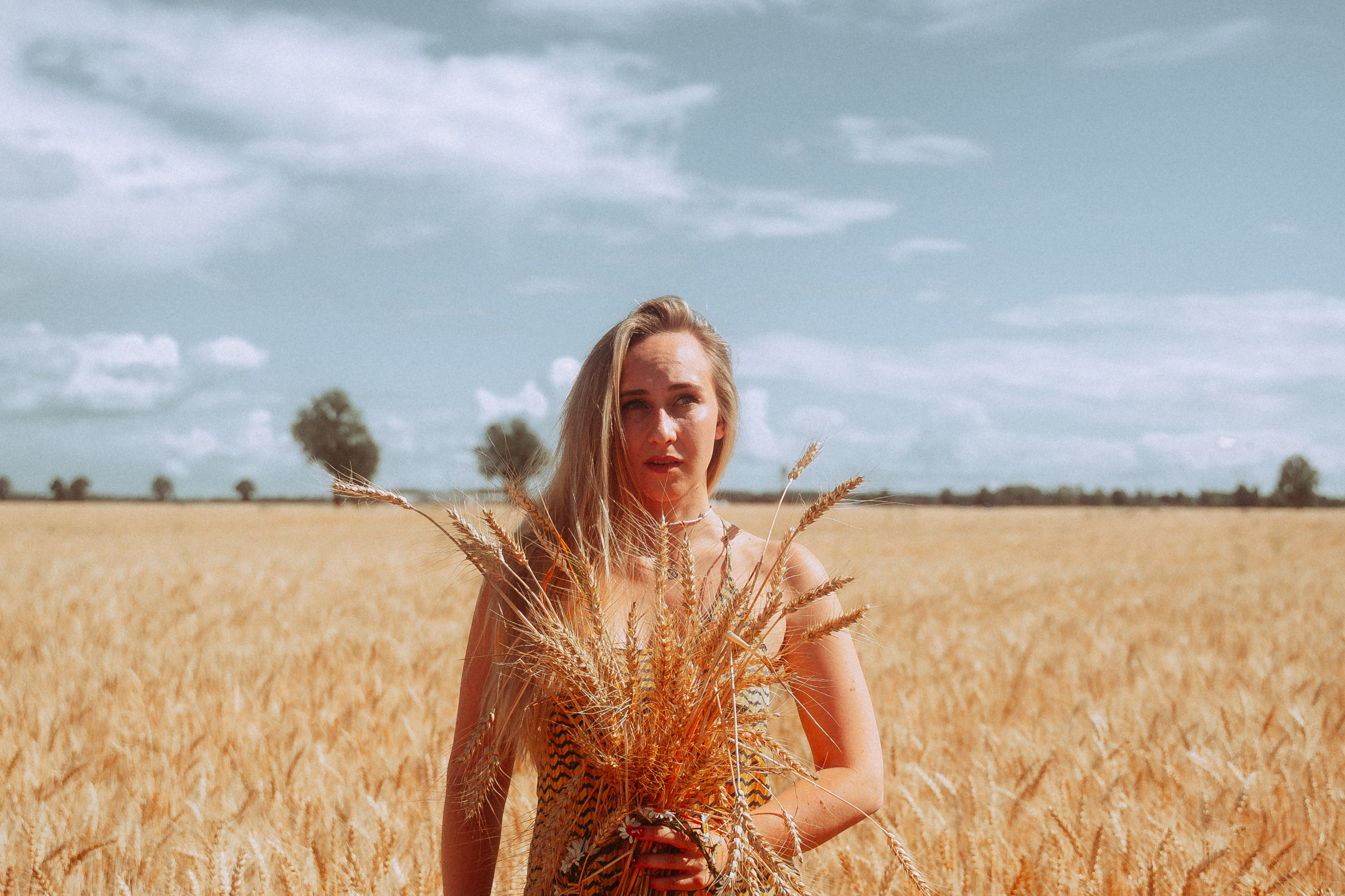 Юля и Лера в поле. Ищем потаённое. Портретный и предметный фотограф в Санкт-Петербурге