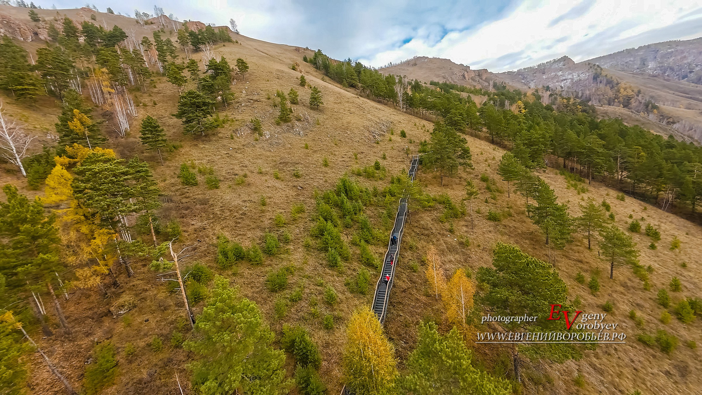 Торгашинский хребет в Красноярске лестница национальный парк заповедник Красноярские столбы скалы горы Такмак. Экскурсия идея что посмотреть куда сходить в Красноярске. Фотограф фотосессия аэросъёмка с FPМ дронаоргашинский хребет в Красноярске лестница национальный парк заповедник Красноярские столбы скалы горы Такмак. Экскурсия идея что посмотреть куда сходить в Красноярске. Фотограф фотосессия аэросъёмка с FPМ дрона туризм Россия поход