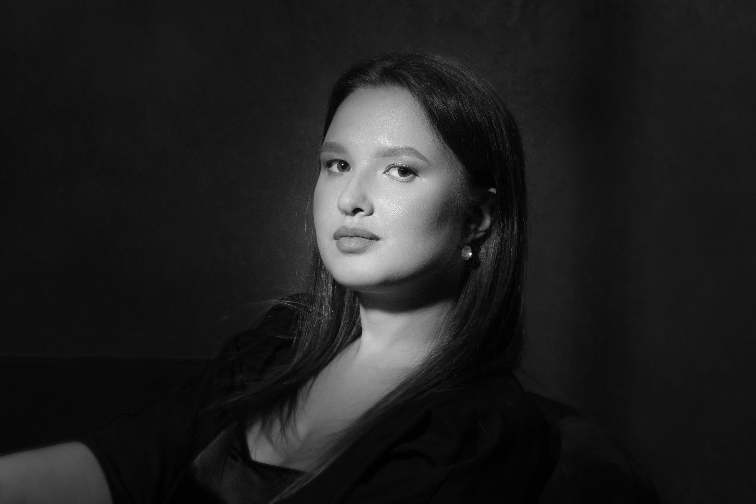 черно-белый портрет девушки в стиле старого Голливуда.