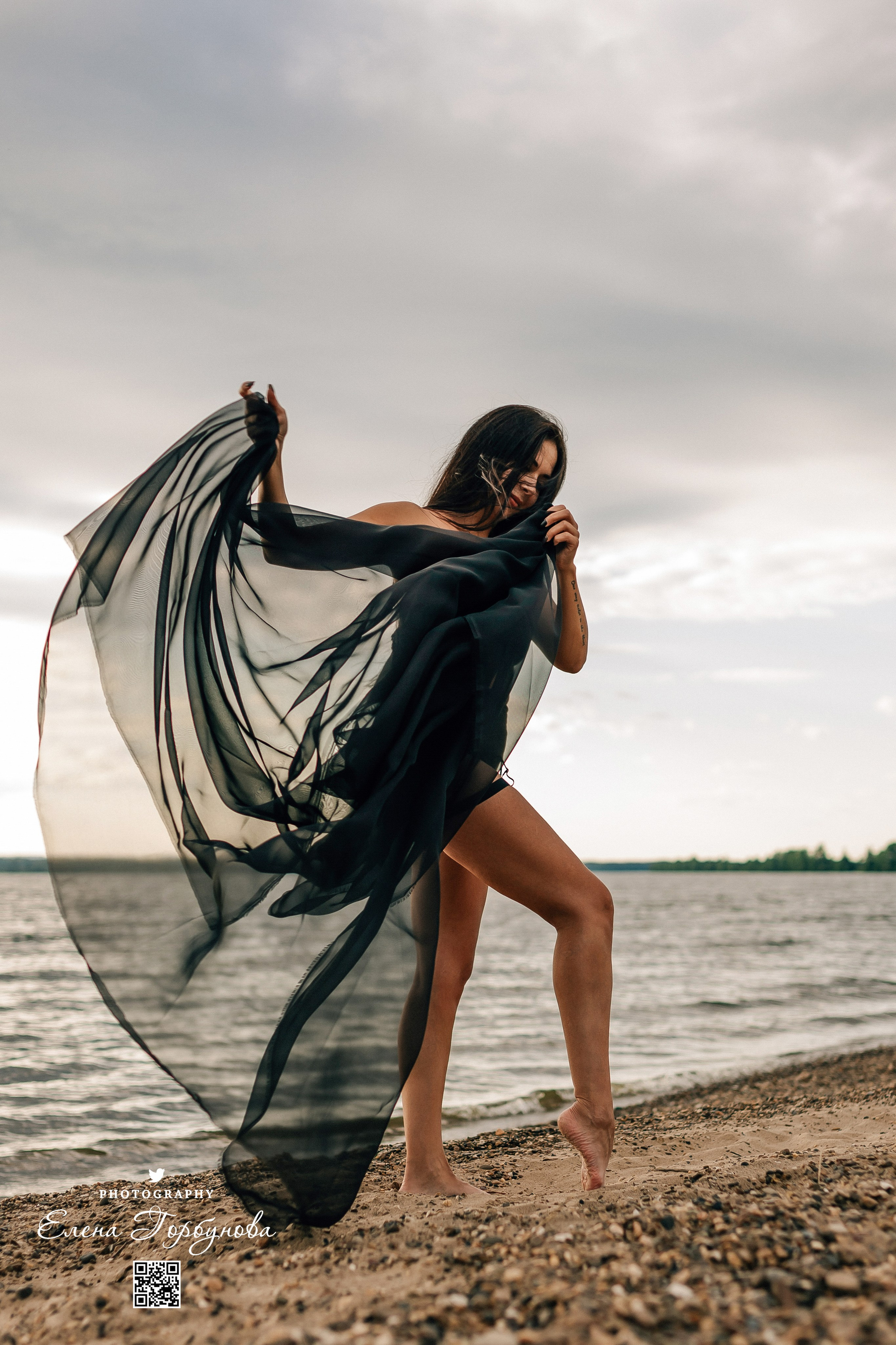 Черная серия с тканью. Набережная. Александра и Таисия. Июль 2025 г. Фотограф Пермь. Свадьбы. Семья и дети, школа, д. сад. Фотокниги