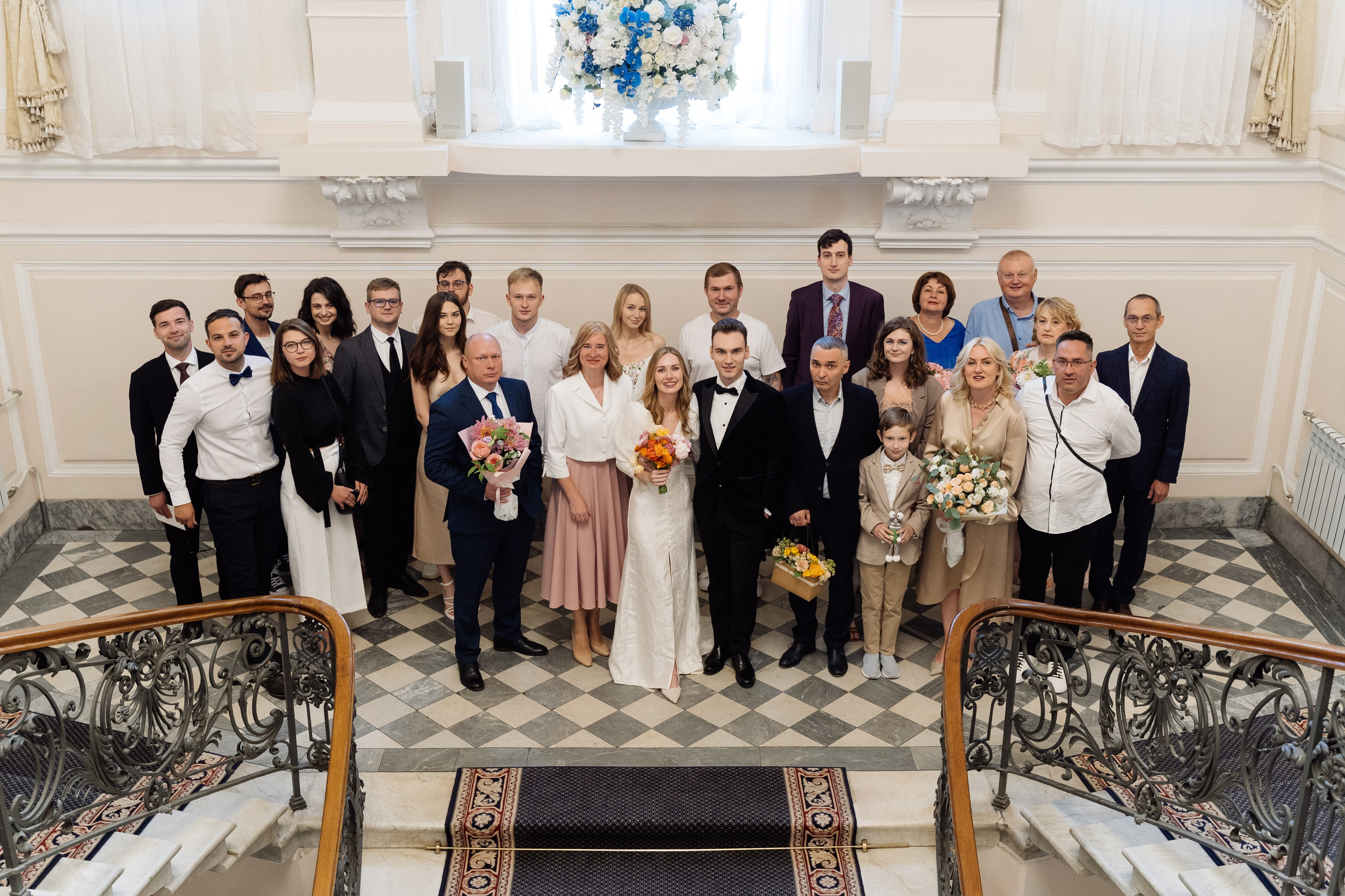 Камерная свадьба на фонтанке в сезонах. Свадебный фотограф организатор в Санкт-Петербурге Ассоль Опарина