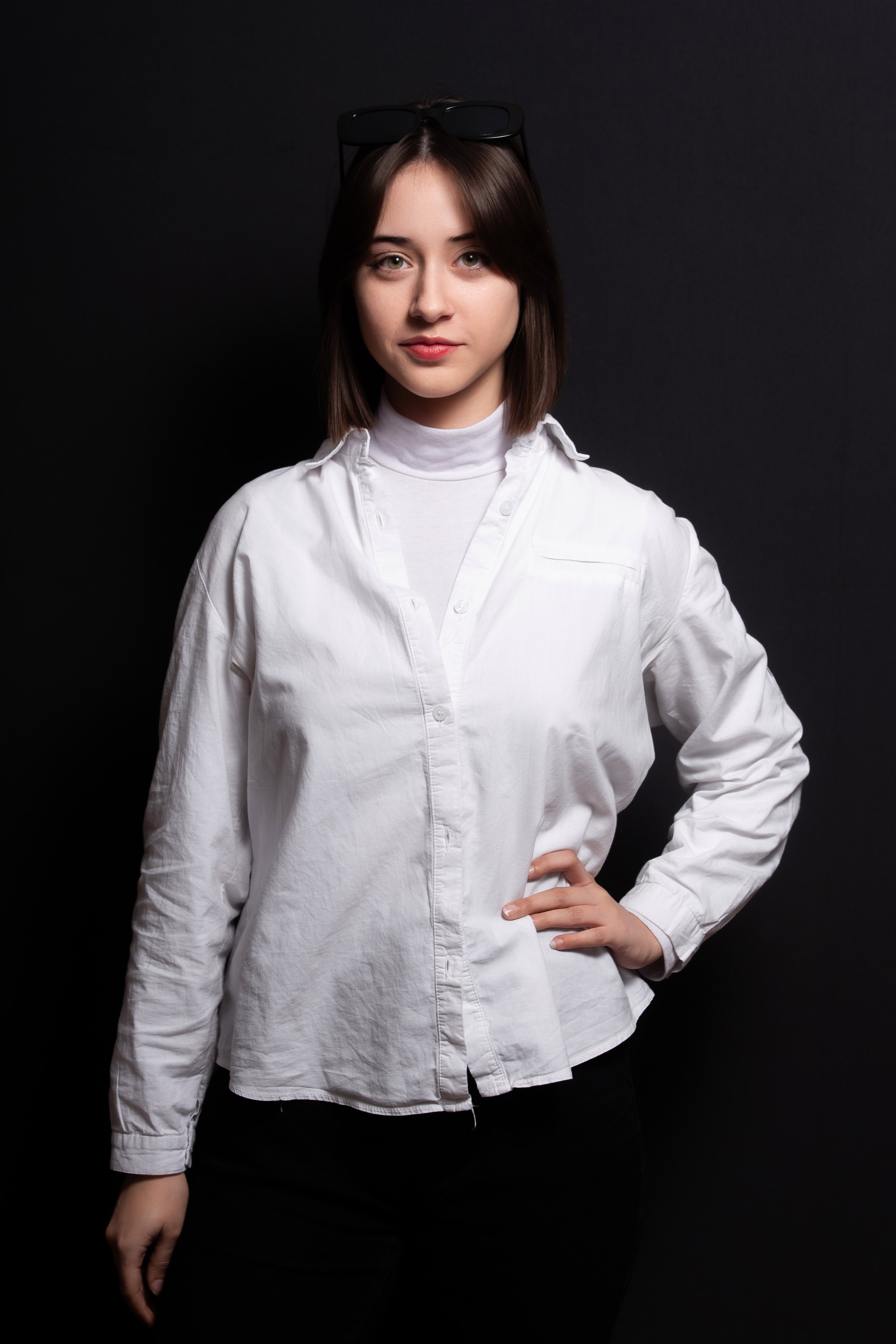 Портретная фотосессия для учеников 9 класса на чёрном фоне | Школьный фотограф Николай Богатырёв | Твой альбом / Твои правила. ТВОЙ АЛЬБОМ / ТВОИ ПРАВИЛА