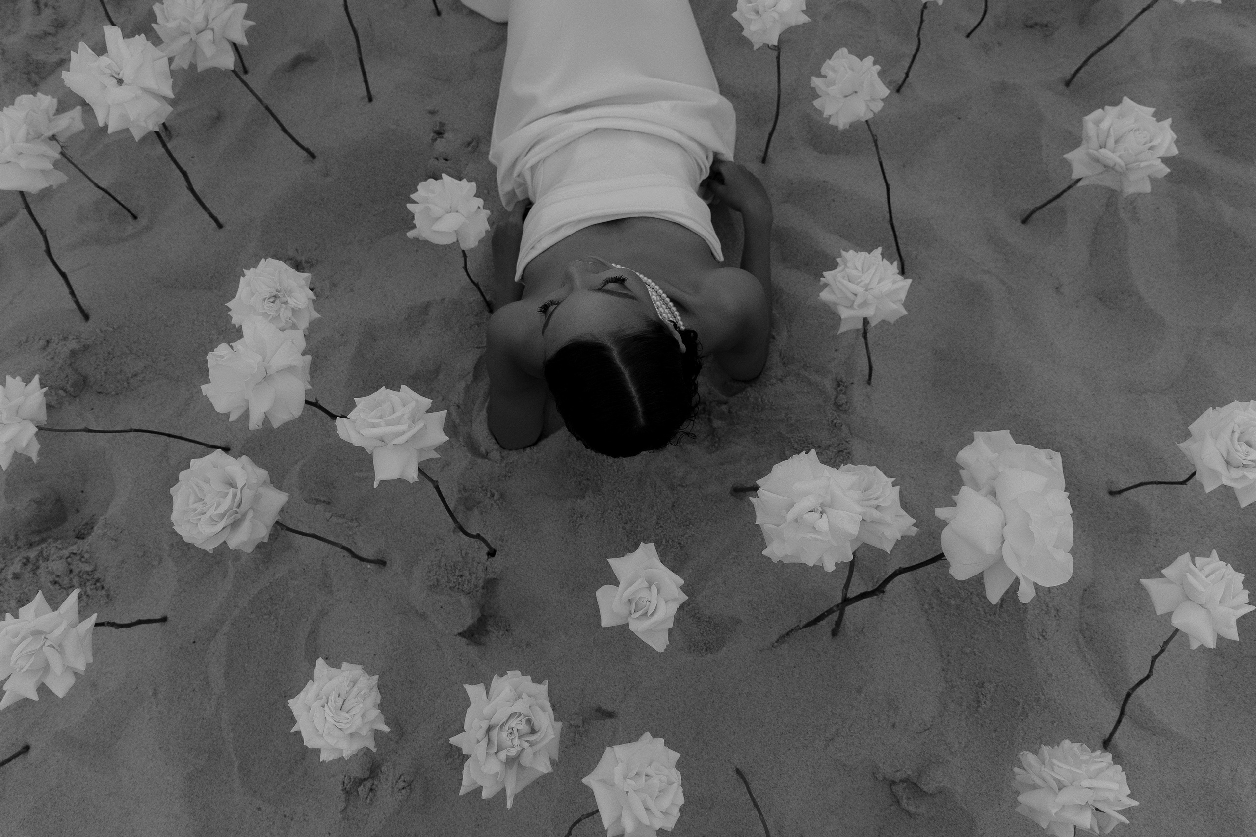 Выездная регистрация на море с белыми розами. Свадебный фотограф Калининград