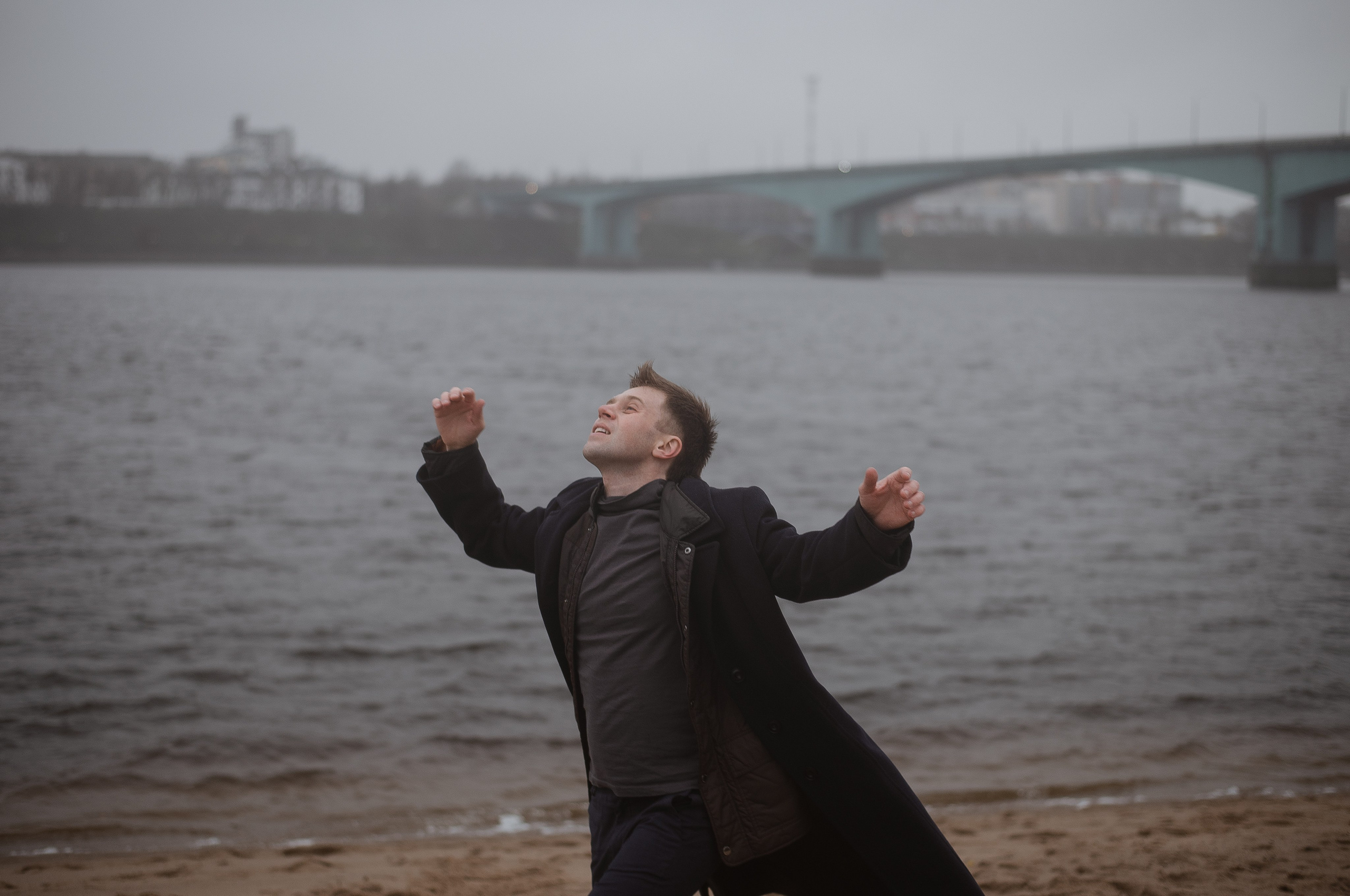 Арсений, пасмурная вода в осени. Свадебный фотограф в Ярославле Денис Медоваров