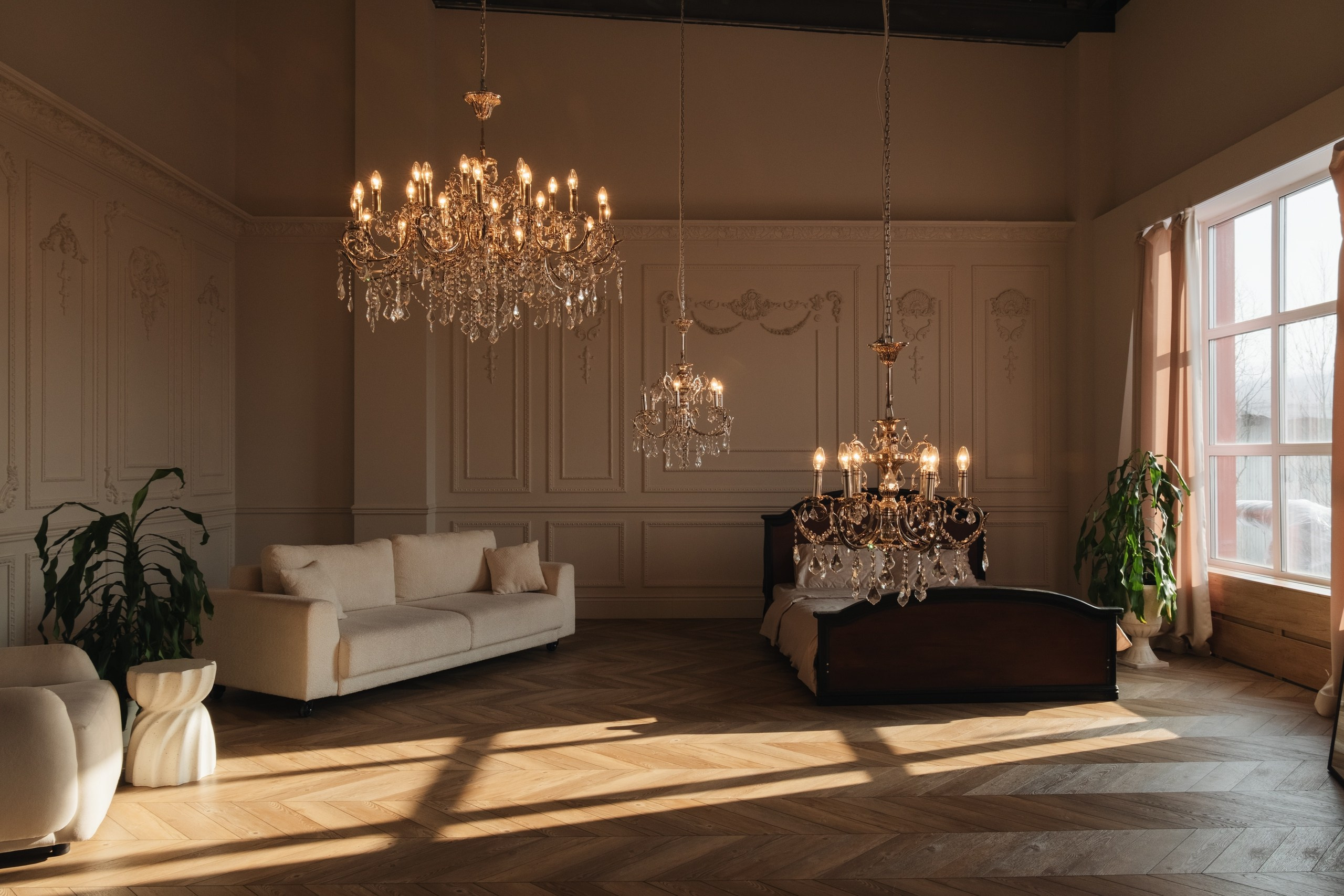 Интерьер зала фотостудии CIRCLE 2.0, выполненный в стиле минимализма с высокими потолками, большими окнами и профессиональным осветительным оборудованием. Пространство идеально подходит для фотосессий различного формата.