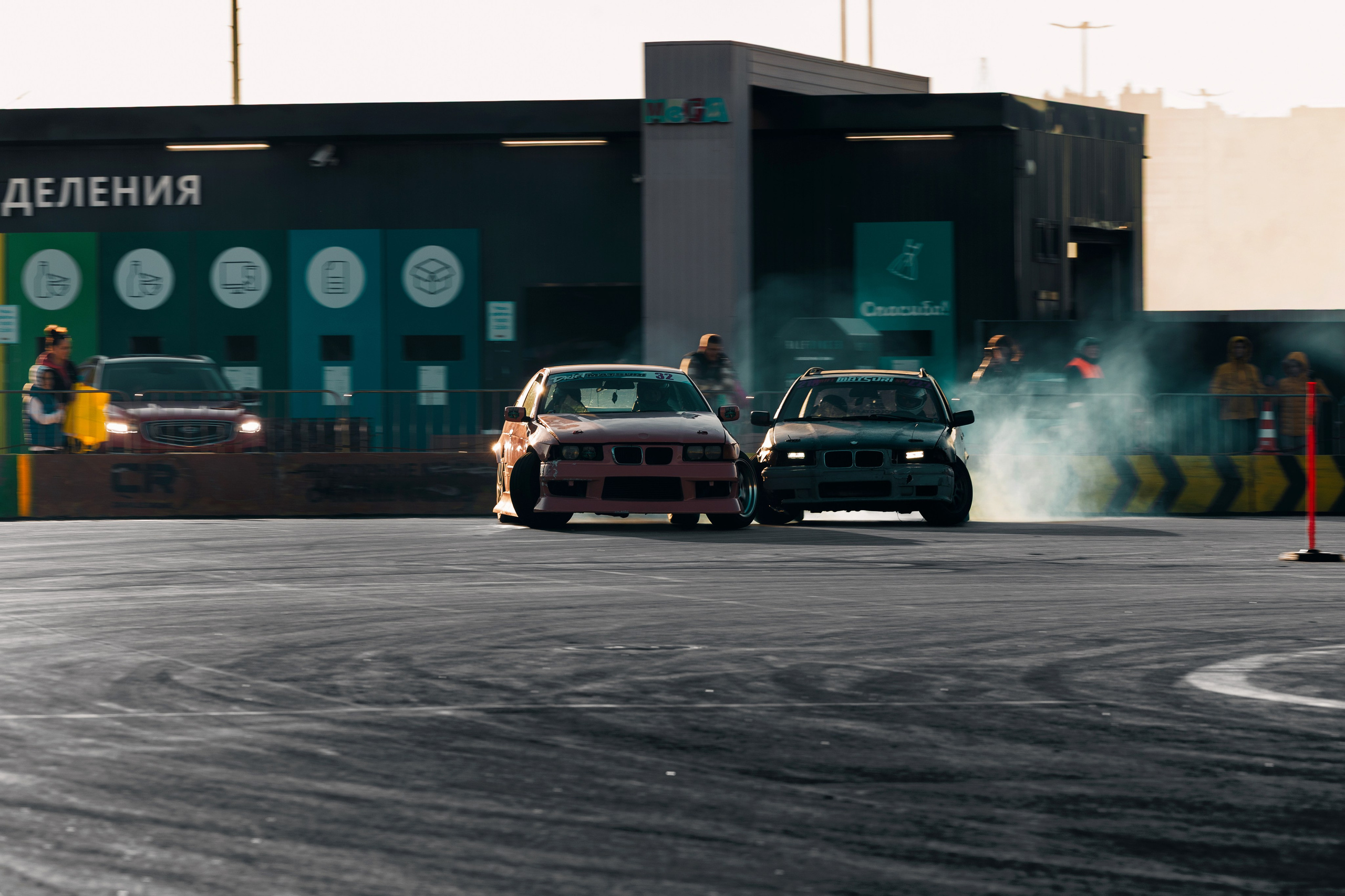 Фотографии закрытия сезона 2025 VibeSide — дрифт и автошоу у МЕГА Дыбенко, Санкт-Петербург