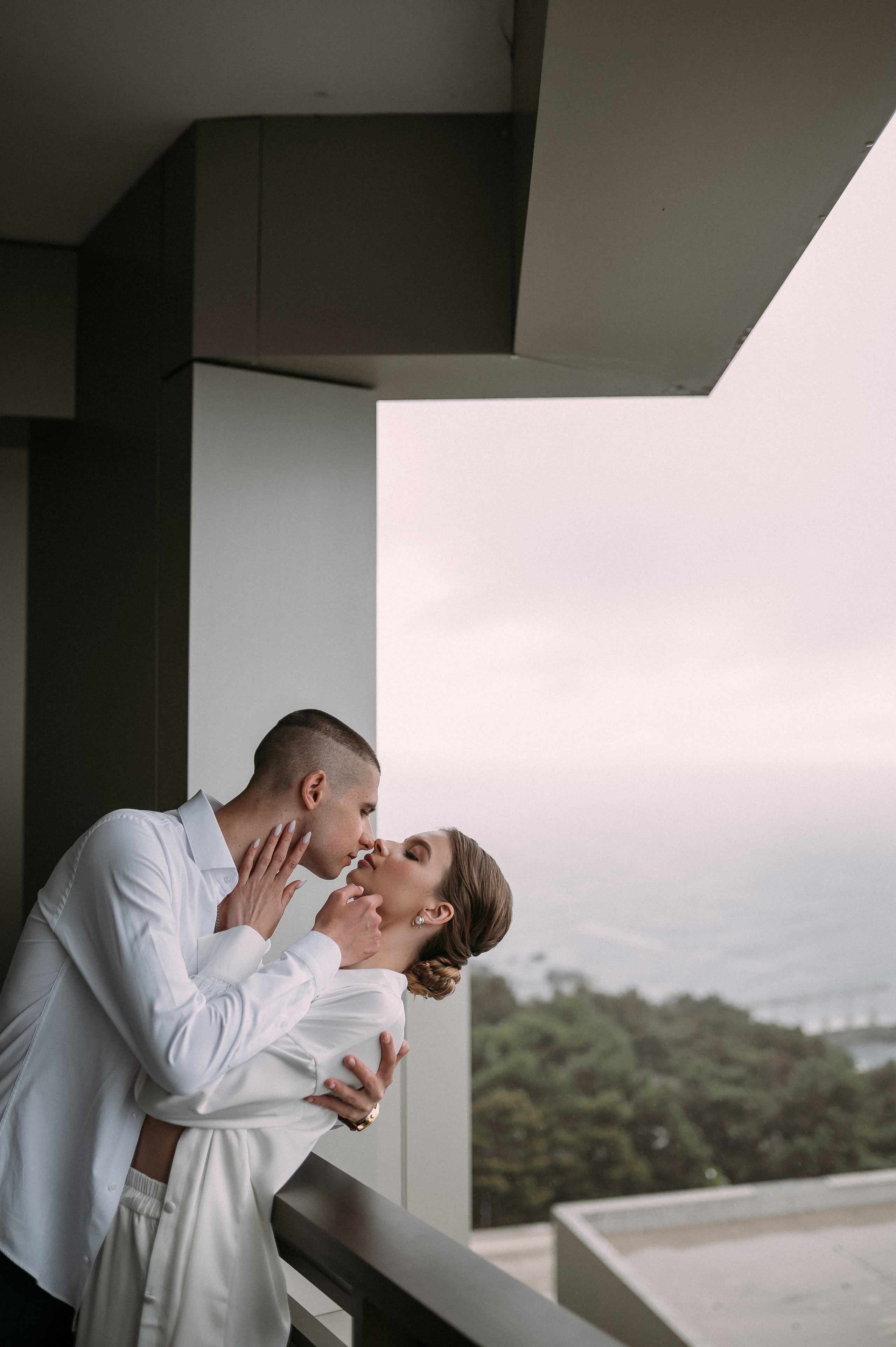 Свадебное утро и прогулка красивой яркой пары. Свадебный и семейный фотограф в Симферополе Дарья Маркова