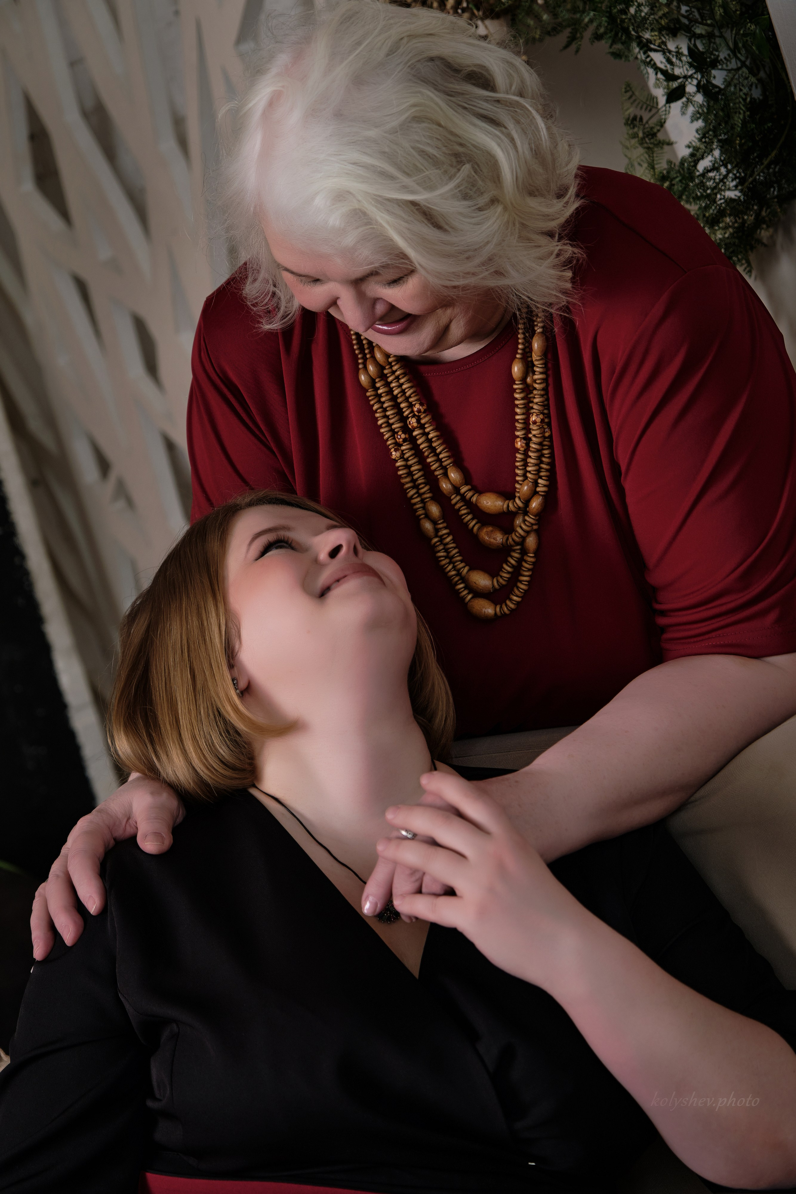 Семейная фотосессия мамы и дочки в студии Анна. Портретный фотограф на новый год в Москве Виктория Колышева