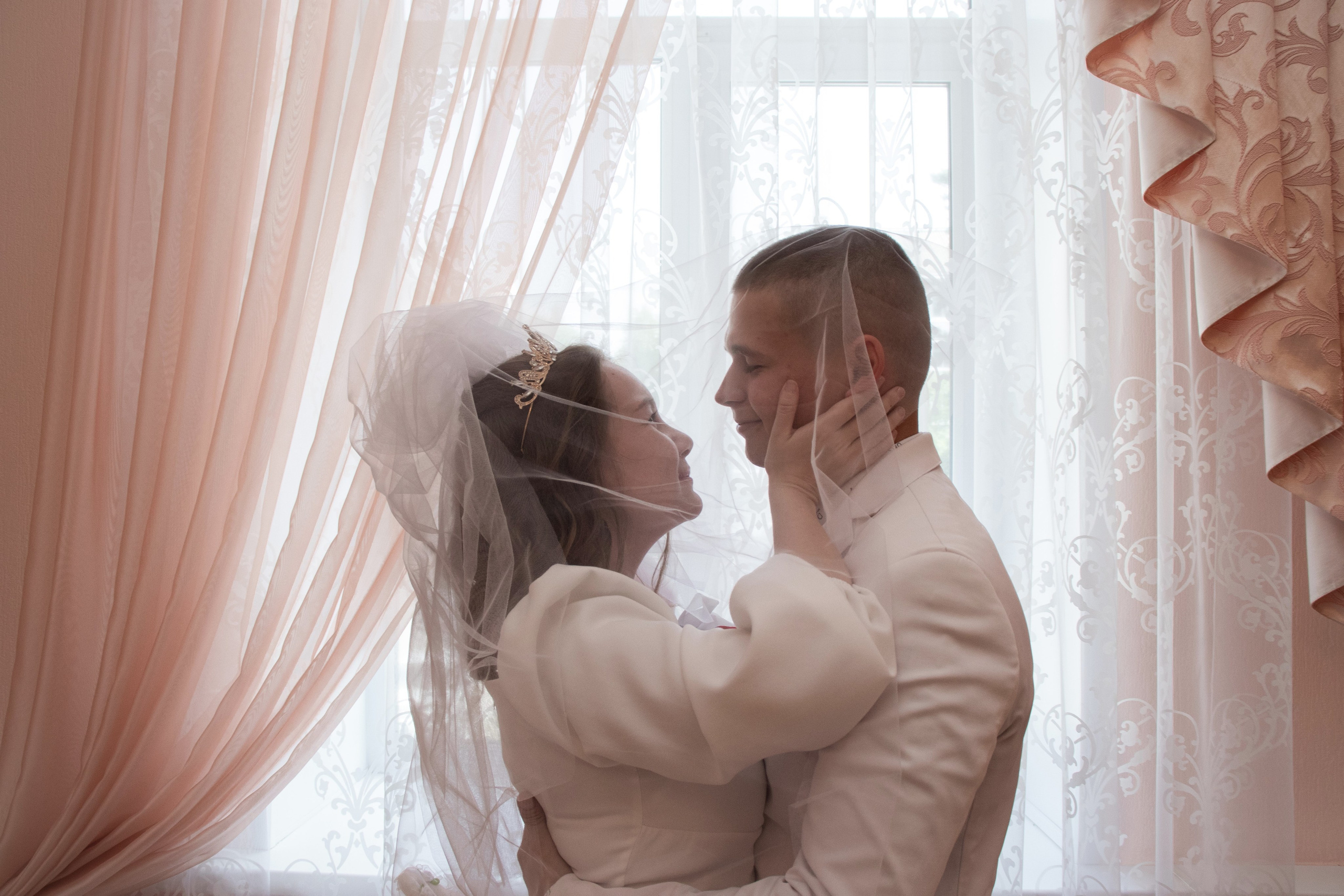 Свадебная фотосессия жениха и невесты в ЗАГСе Северска и Томска