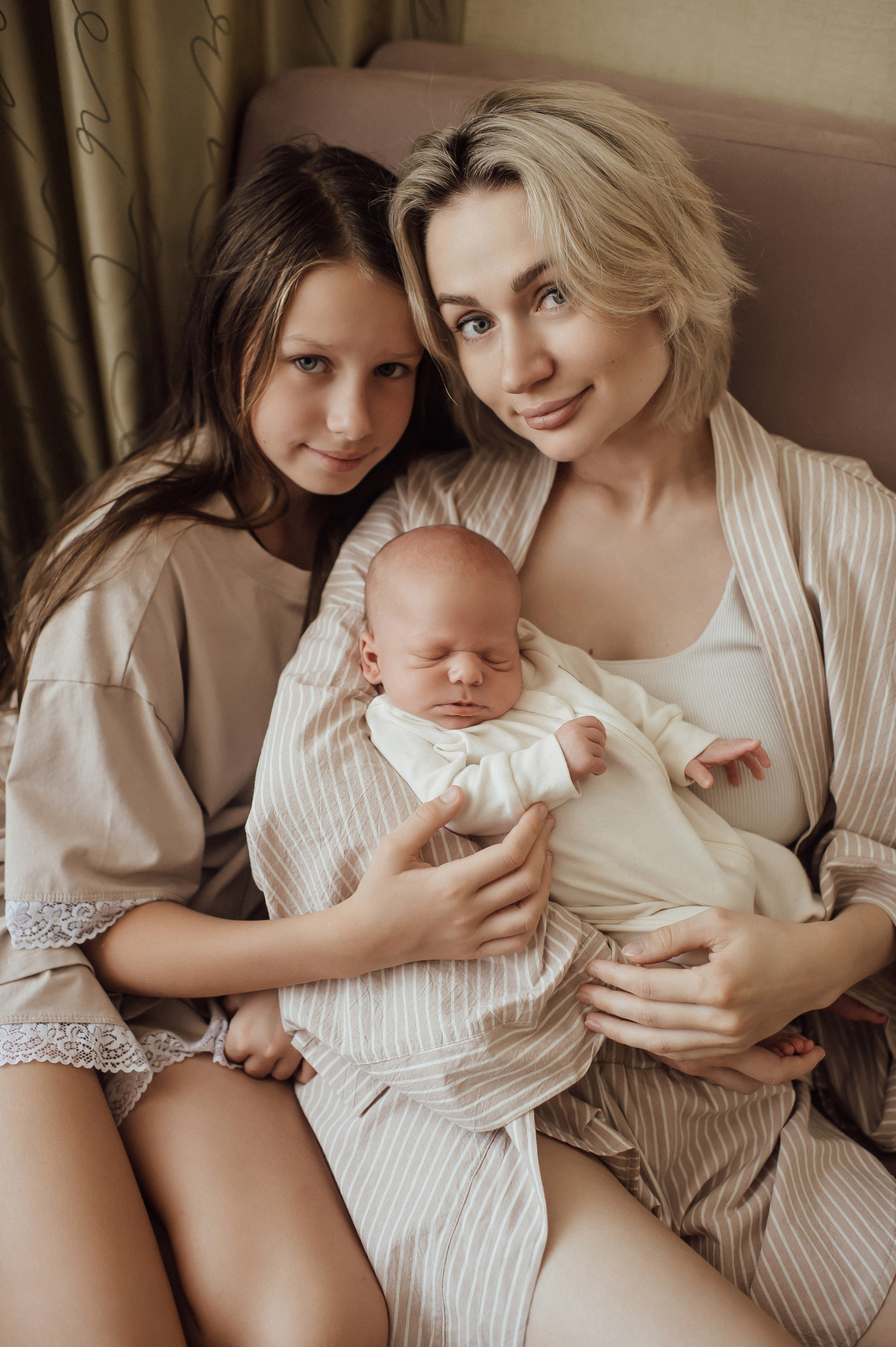 Семейная newborn фотосессия мамы с дочкой и сыном в светлых тонах, профессиональный фотограф в Старом Осколе