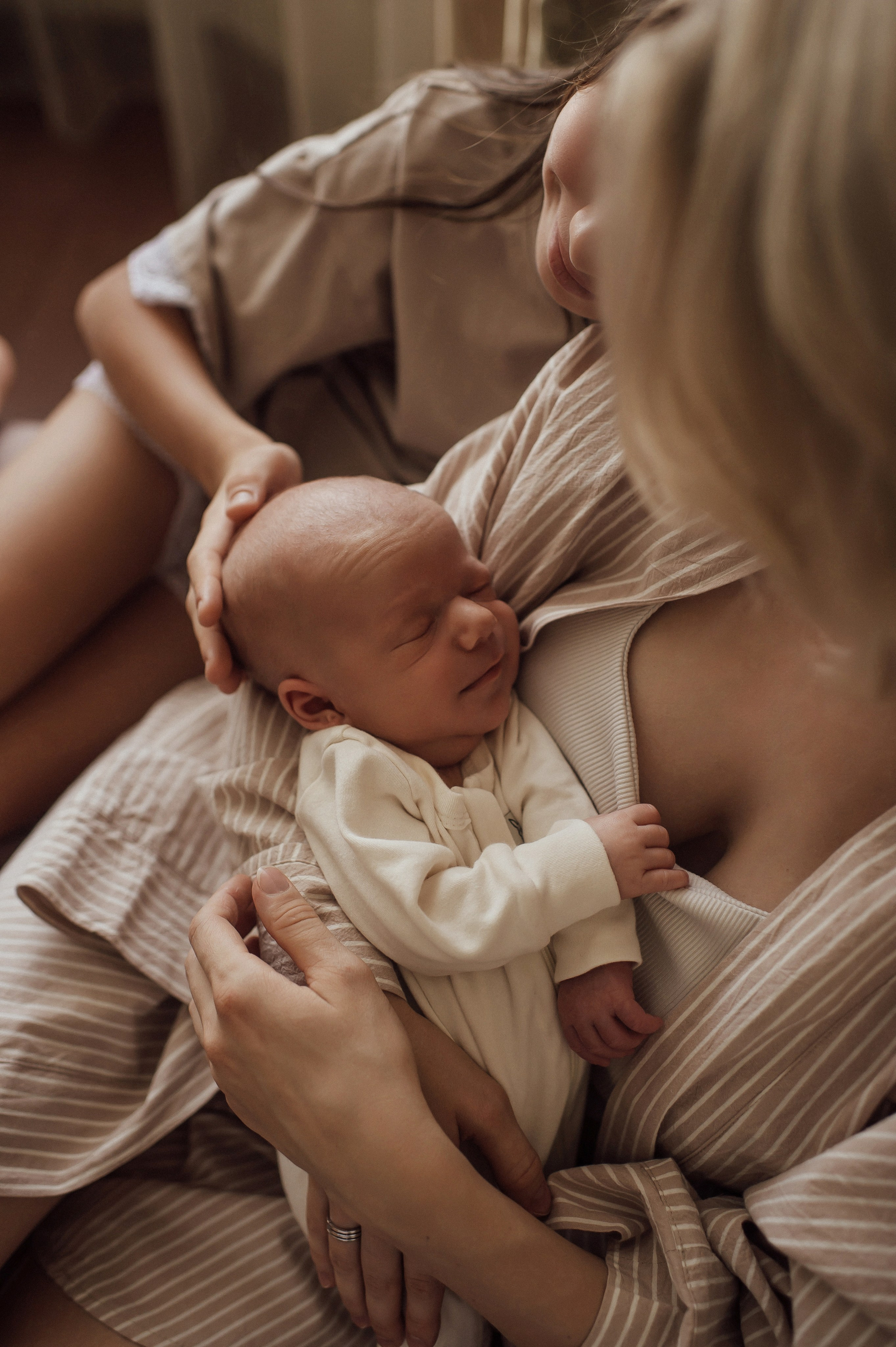 Нежная фотосъемка мамы с новорожденным ребенком на руках, newborn фотограф Старый Оскол