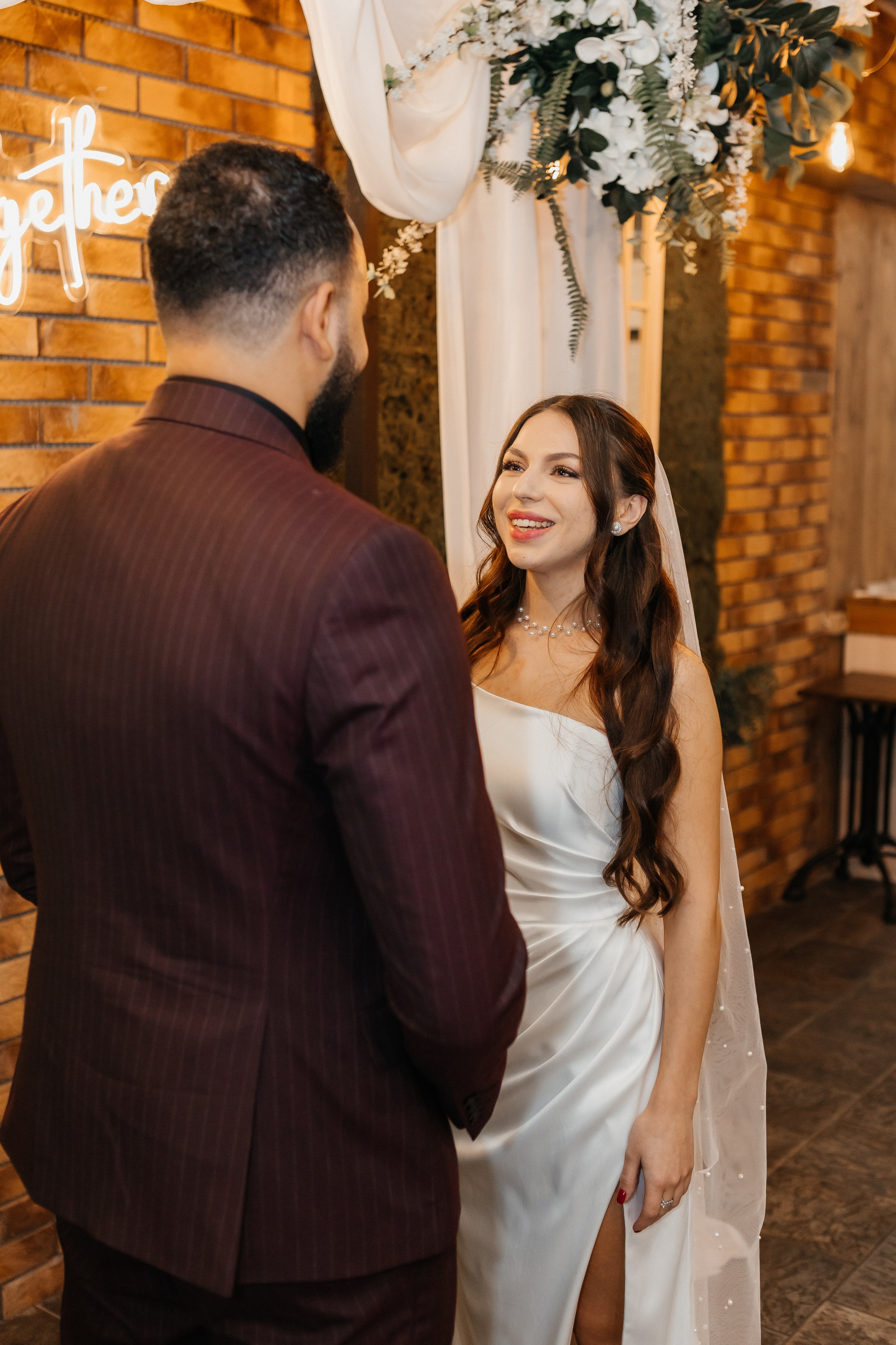 Фотосессия выездной регистрации в ресторане. Свадебный фотограф в Москве