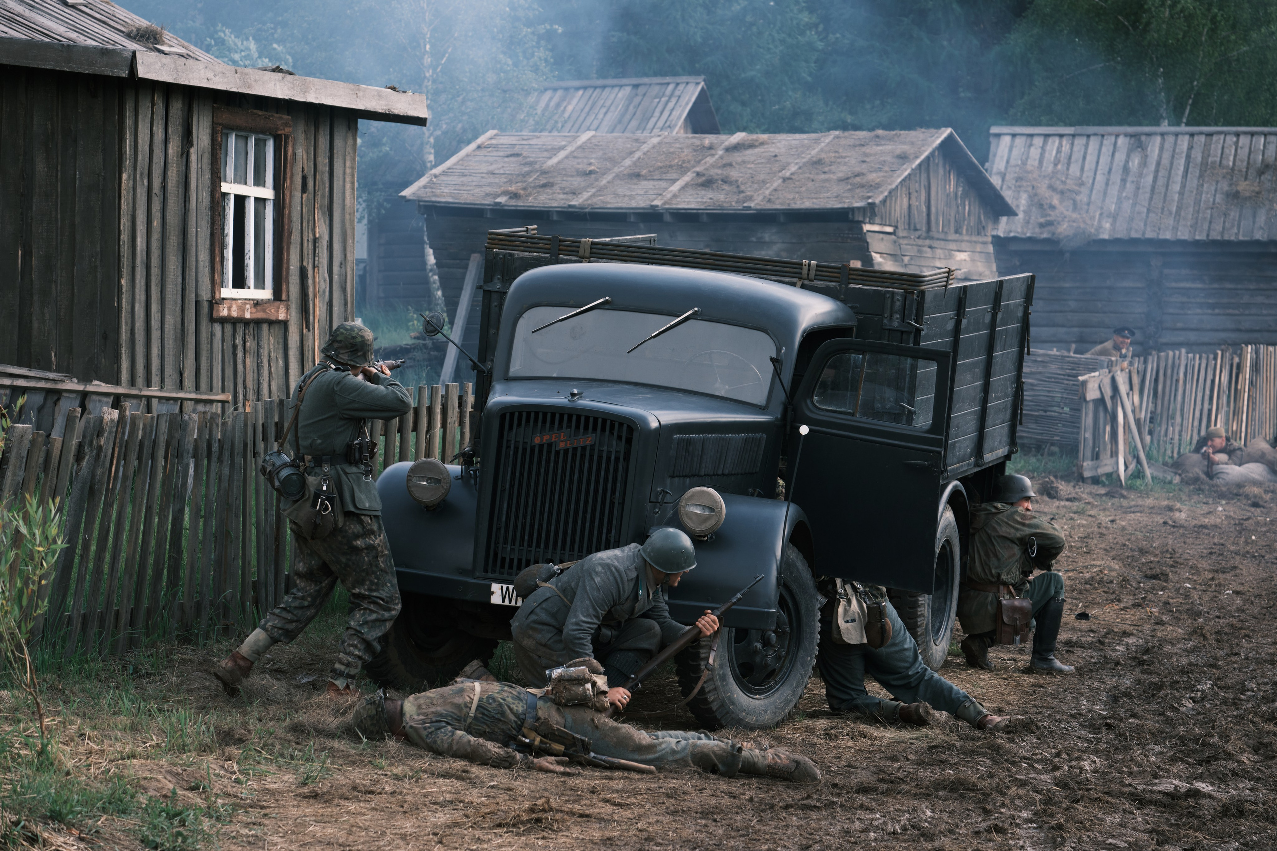 Немецкие солдаты отбиваются от атаки