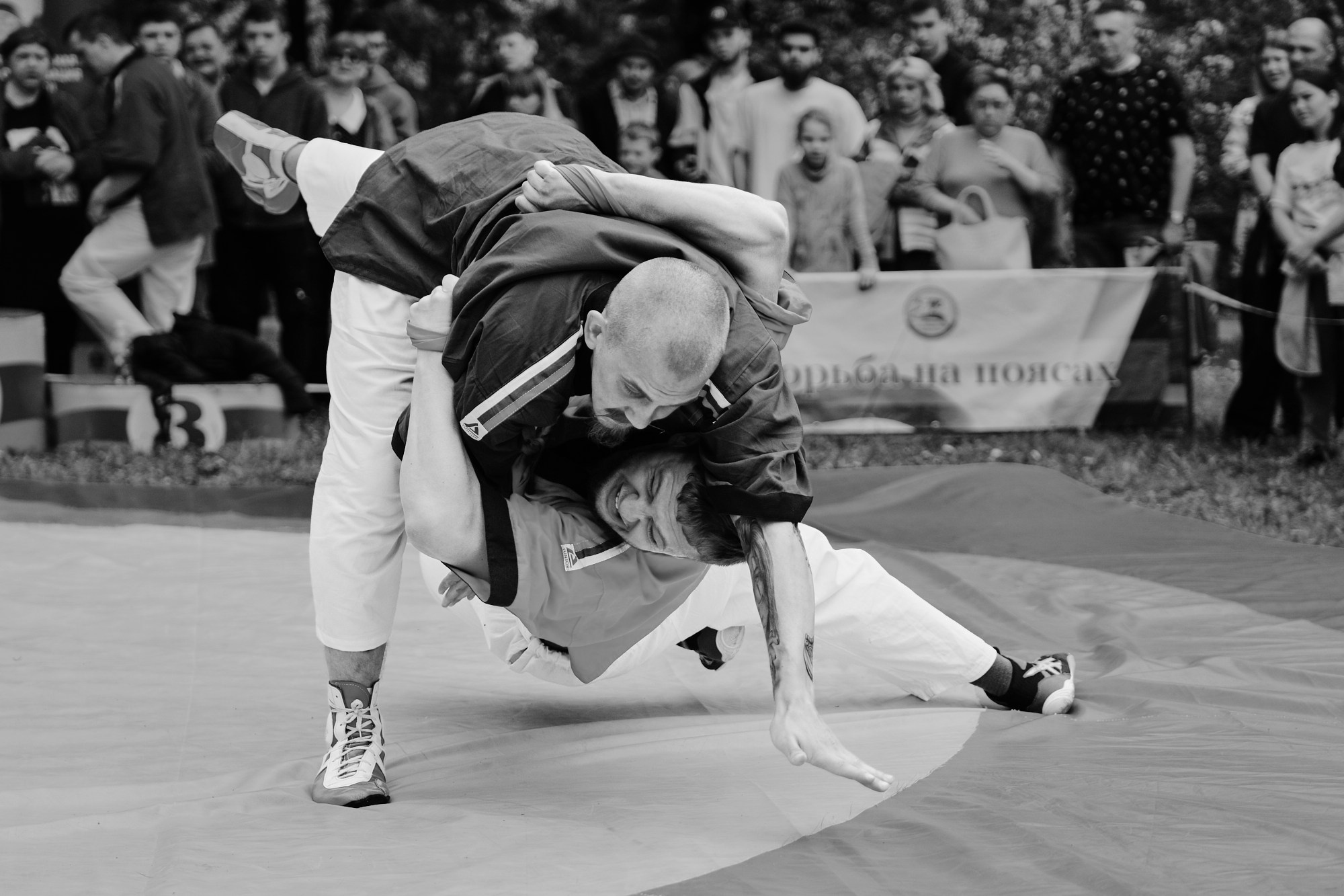 Традиционный вид тюркской борьбы "Корэш" во время празднования Сабантуя в Томске. 8 июня, 2024. Никита Гольцов / РИА Томск.