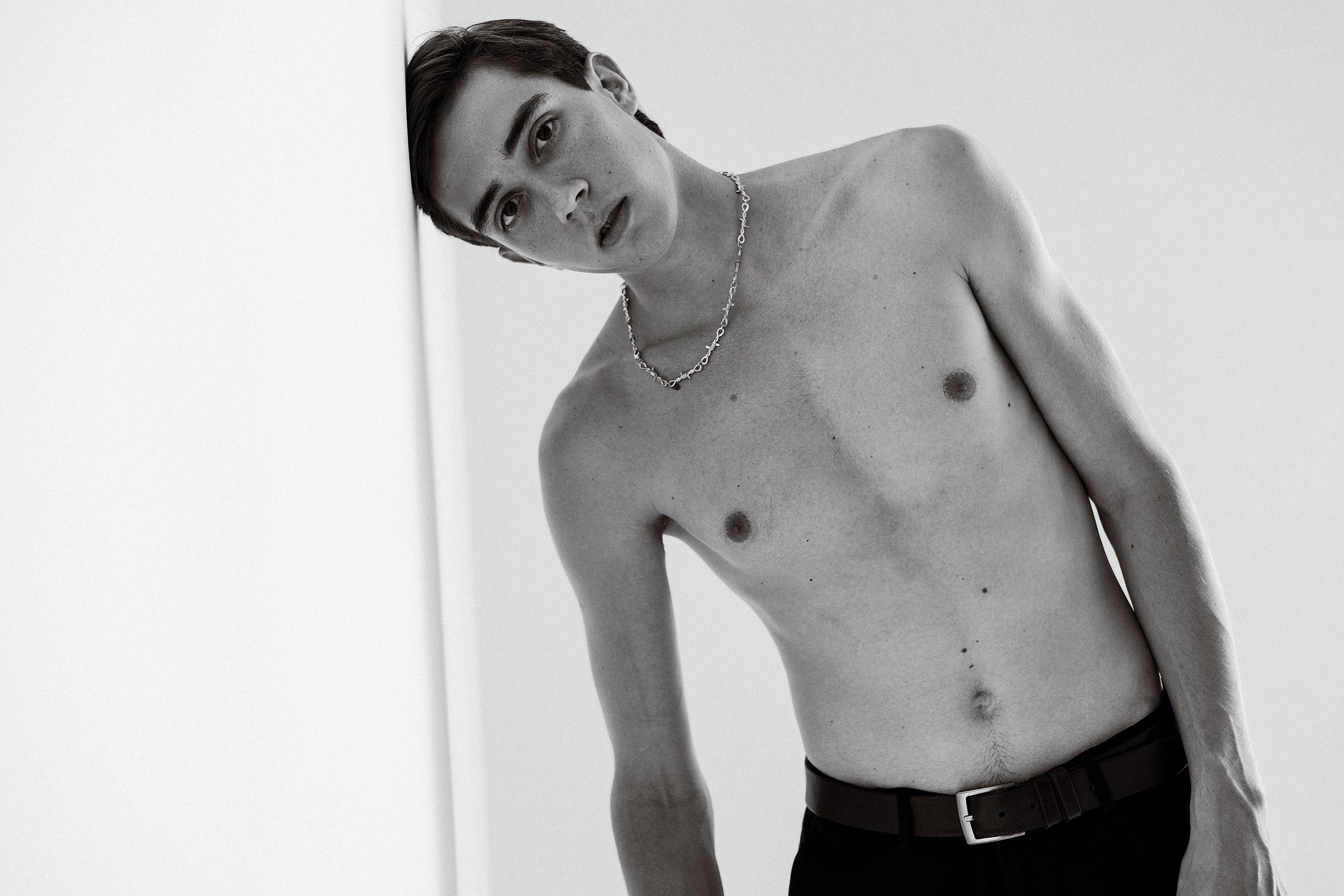 Портрет мужчины с голым торсом в фотостудии Казань съемка