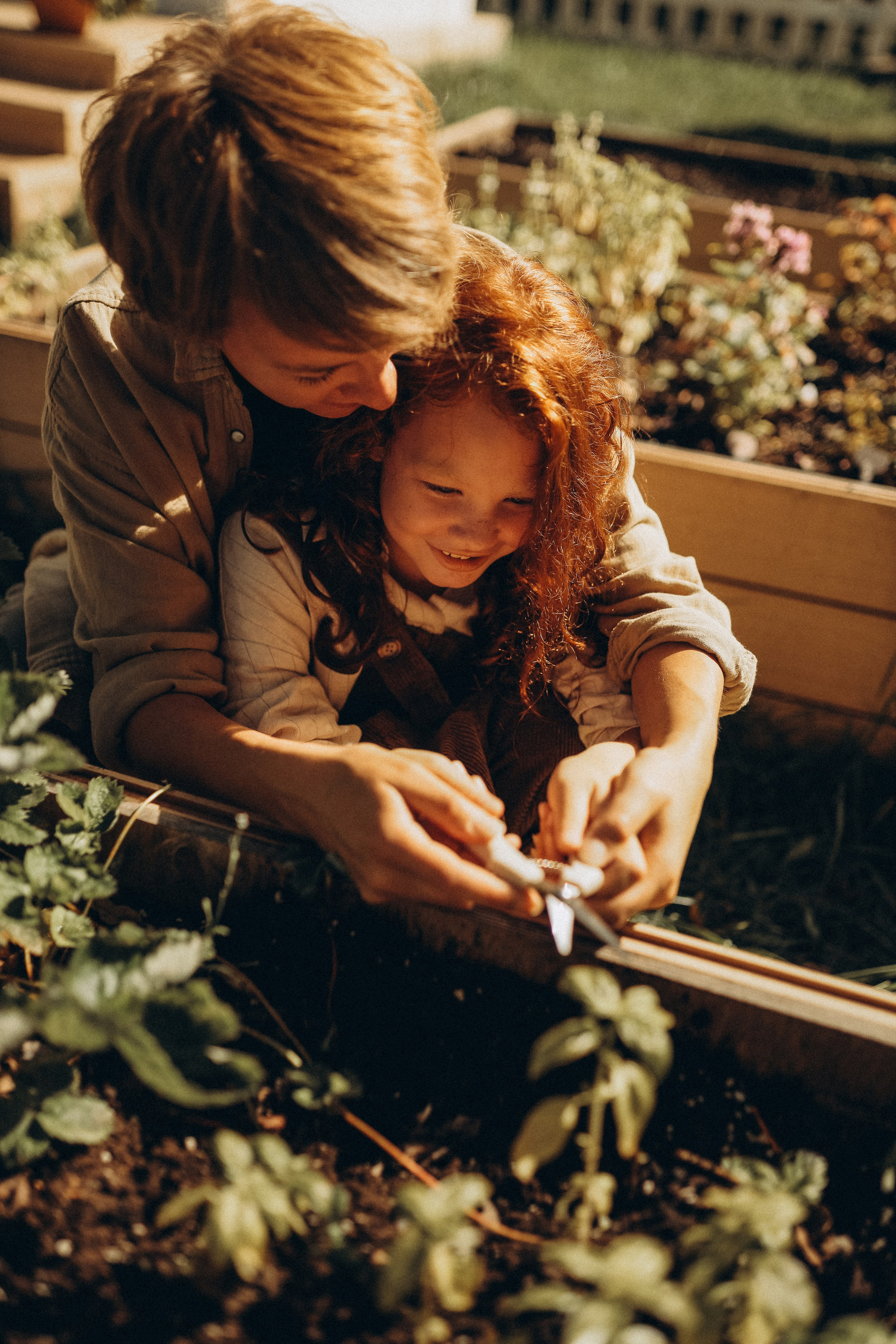 Дина и Миа в огороде. Семейный и детский фотограф в Москве Анастасия Меликова