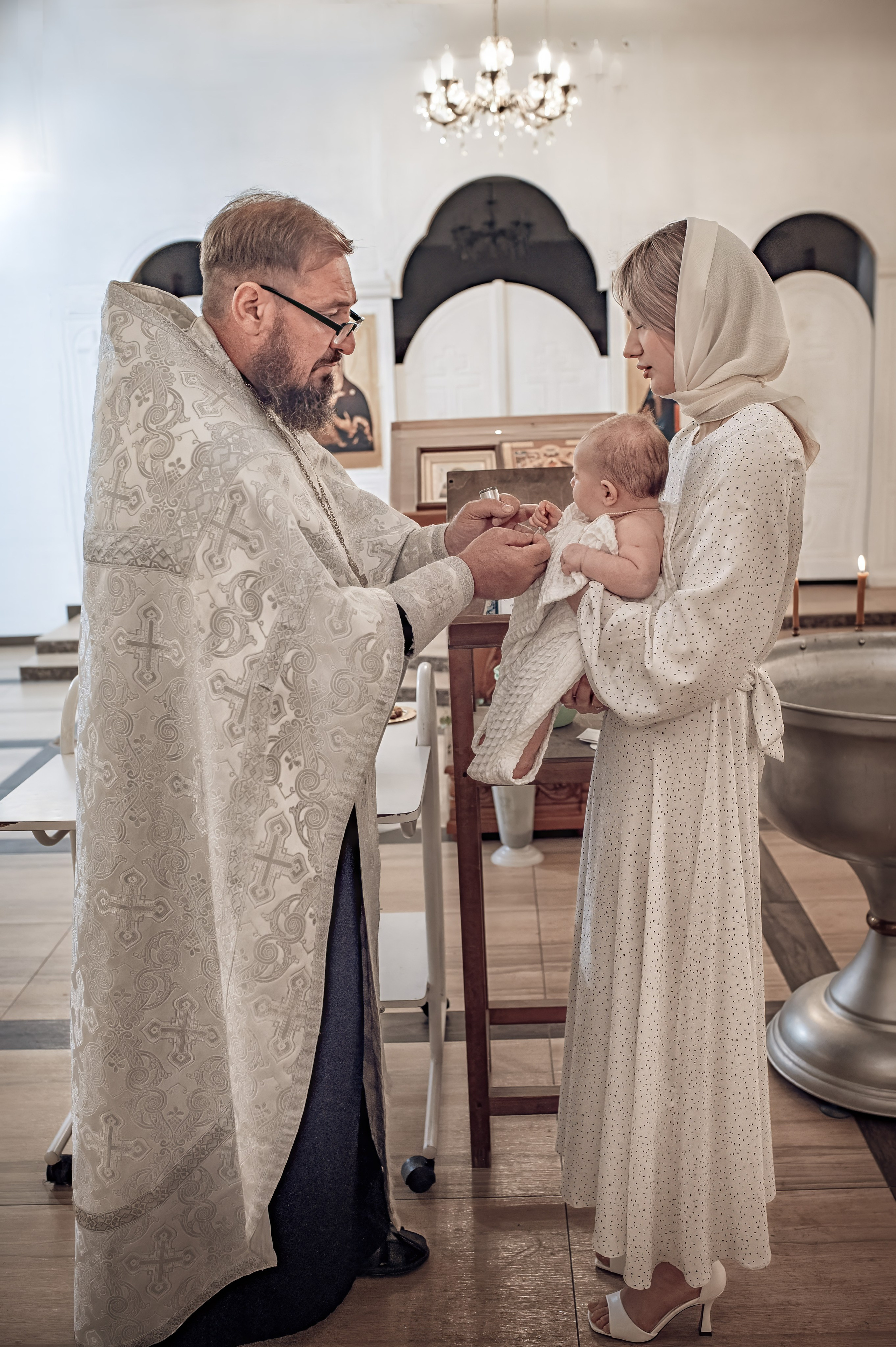 Крещение Василисы в храме исповедников и новомучеников Российских. Фотографы крещения/венчания  Красноярск Татьяна и Вячеслав Переваловы