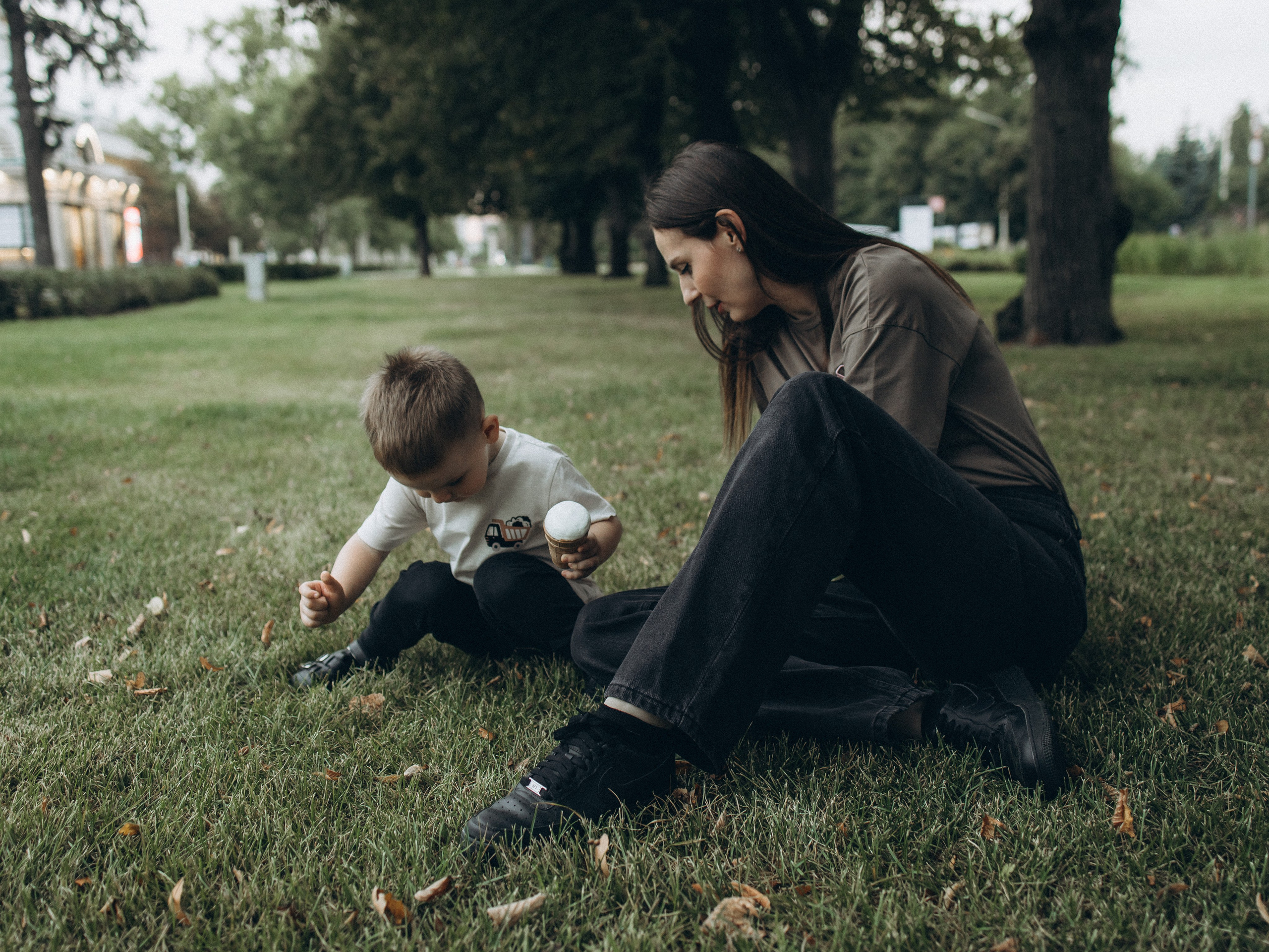 Мама и сын. Осенняя прогулка. Фотограф Дарья Соколовская