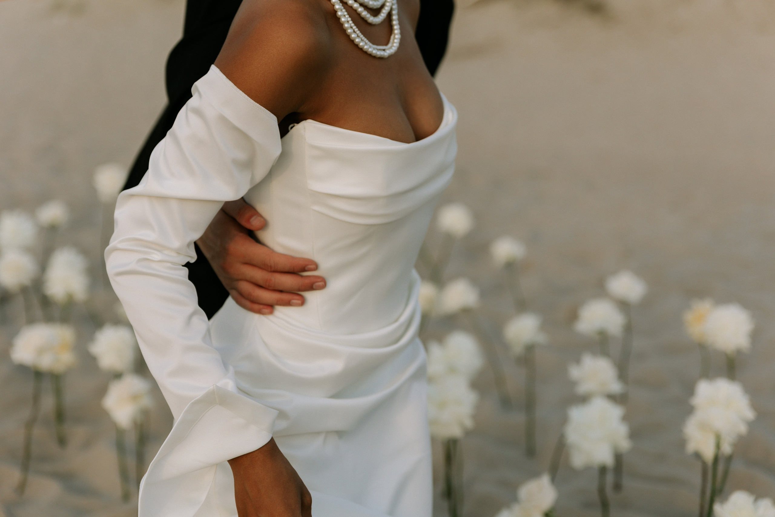 Выездная регистрация на море с белыми розами. Свадебный фотограф Калининград