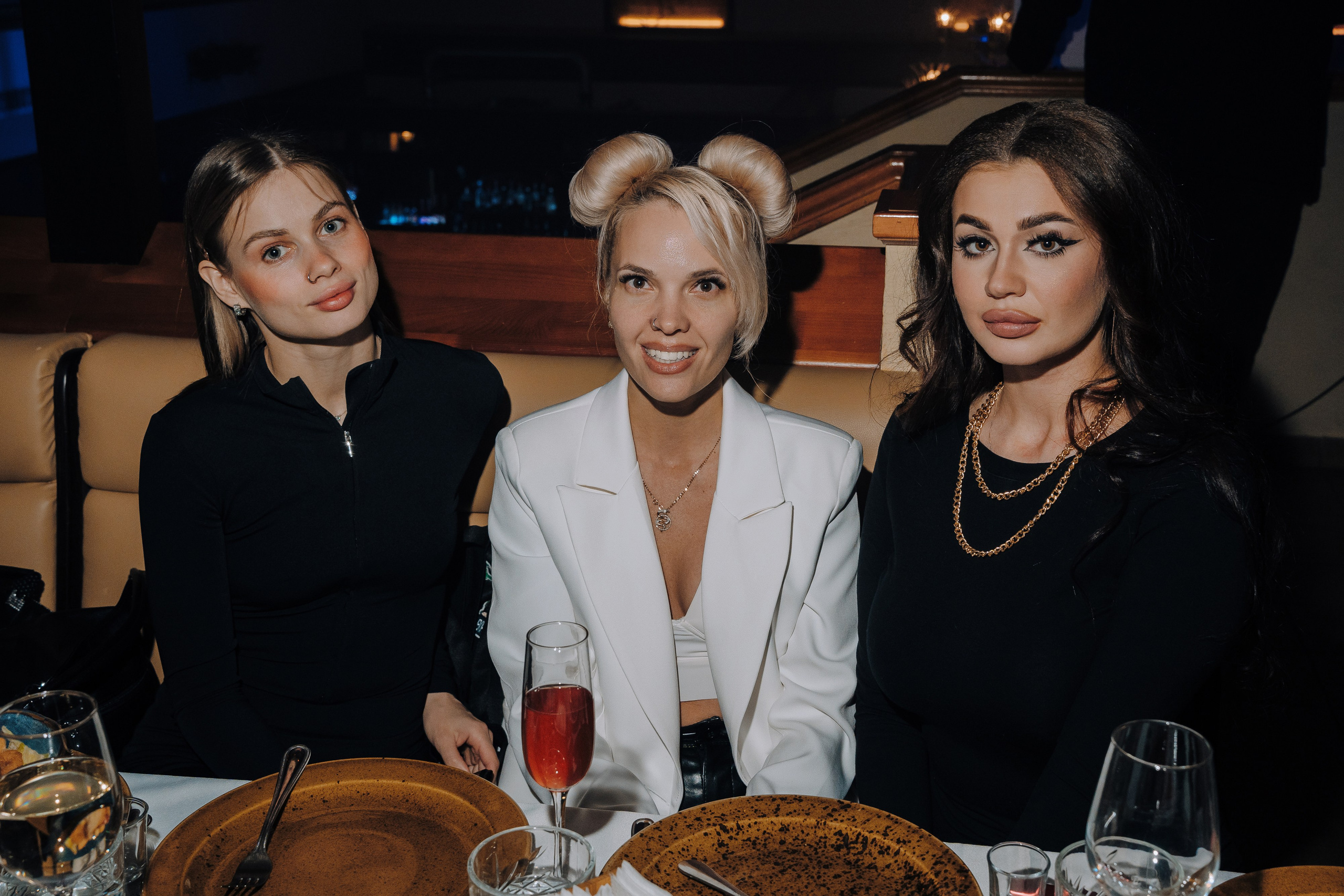 20 ЛЕТ МЕГАПОЛИС ЧЕЛЯБИНСК ХЕДЛАЙНЕР ЕЛКА. Репортажный фотограф Зуев Роман г. Челябинск