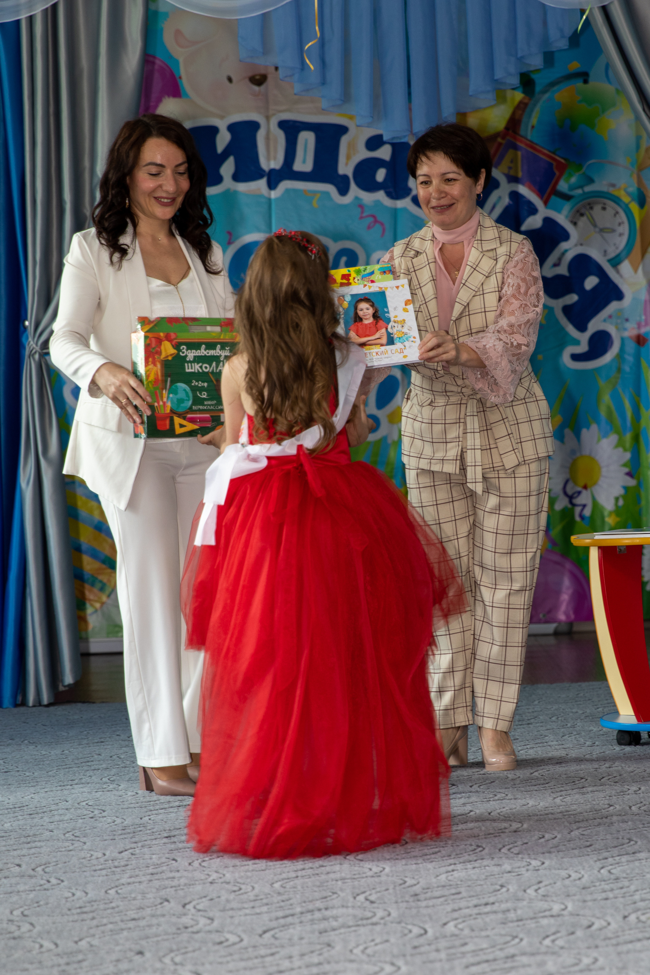 Выпускной 2023 «Красная шапочка». Школьный и детский фотограф в Южно-Сахалинске Анастасия Лескова