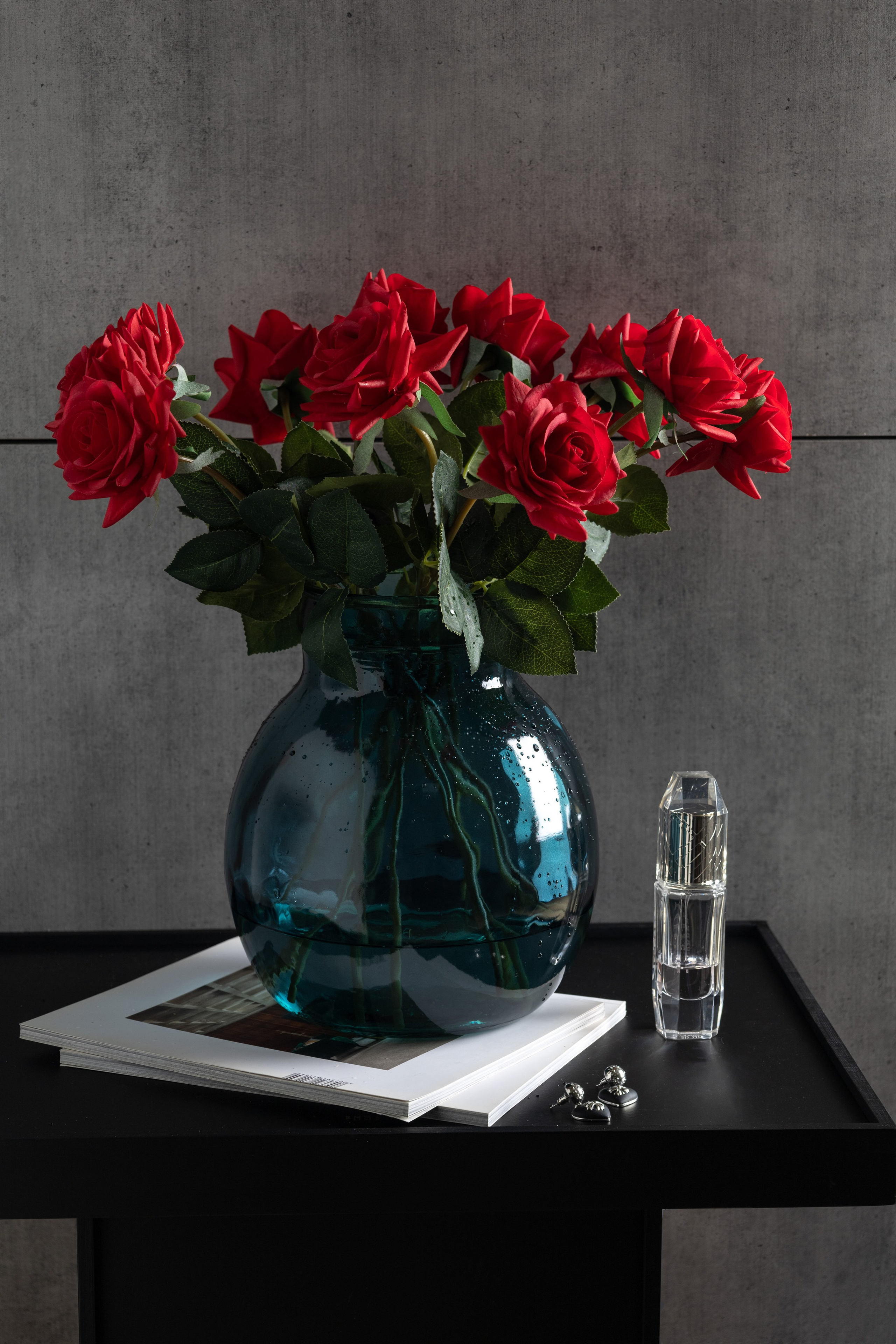 Прозрачная ваза с букетом роз | Фото для флористического каталога