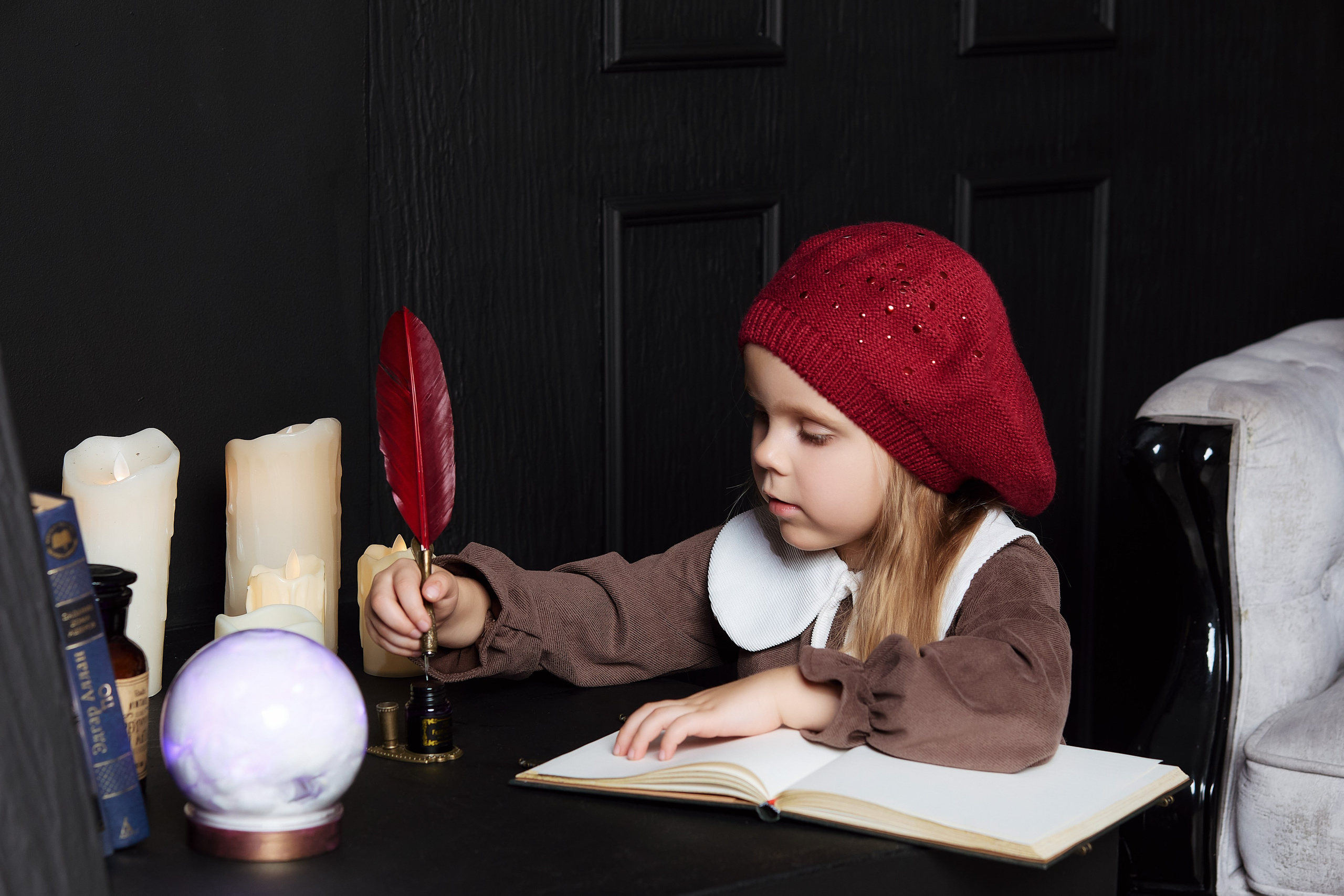 Чародейка-волшебница пишет письмо в Хогвартс - идея для детской студийной фотосессии