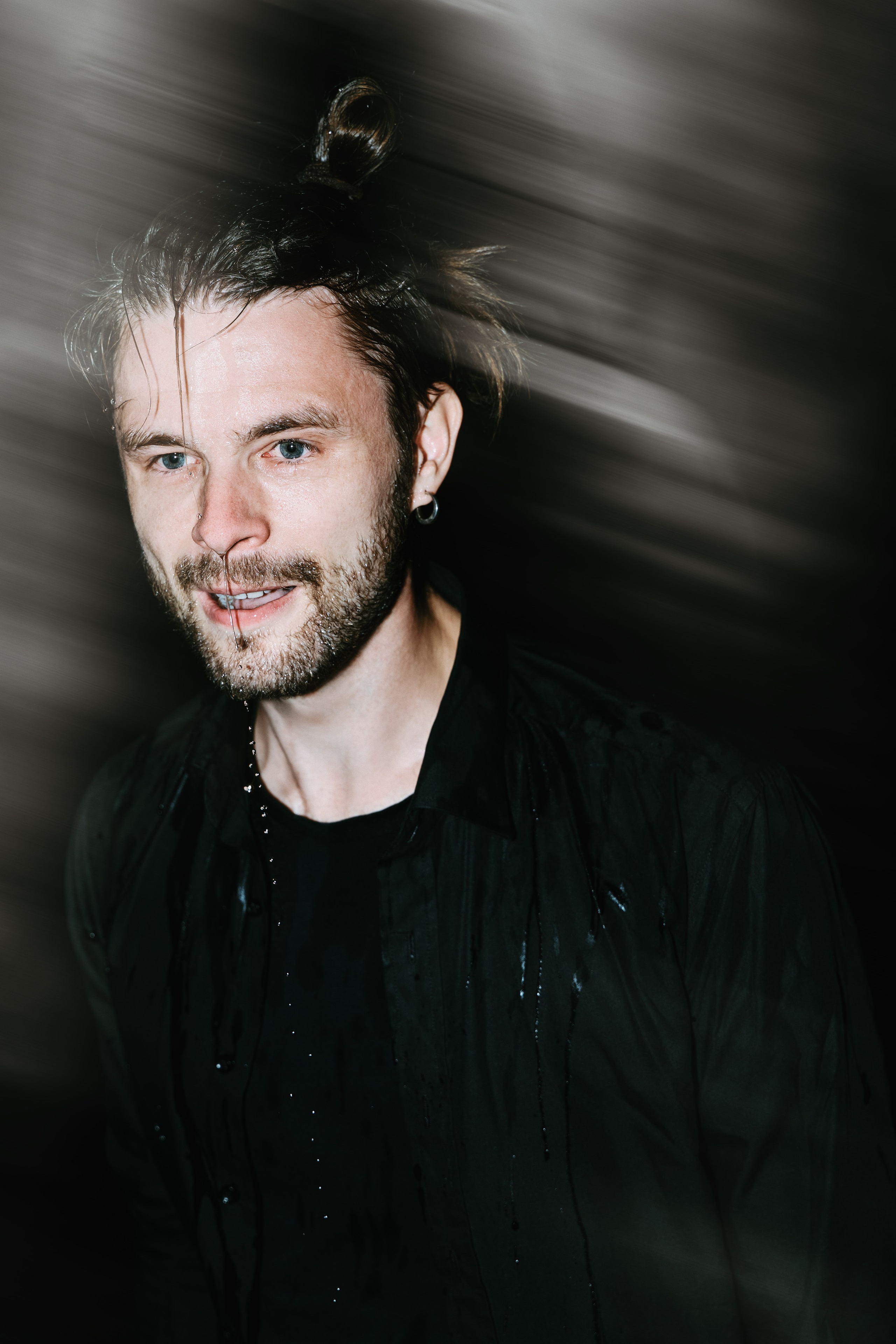 Ночной мужской портрет с двойной экспозицией