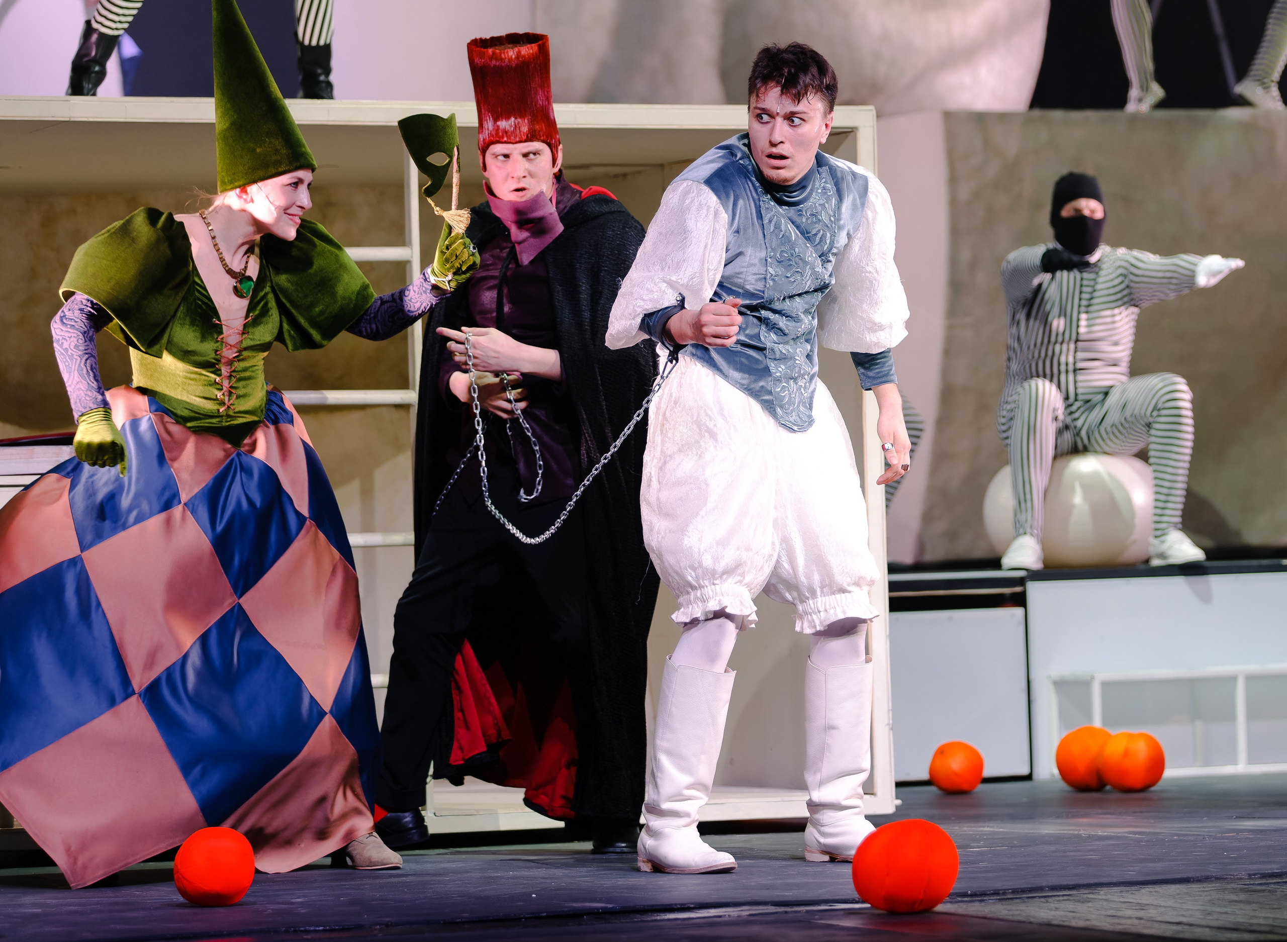 Любовь к трем апельсинам_Чехов Центр. Фотограф. г. Южно-Сахалинск. Олег Толстов