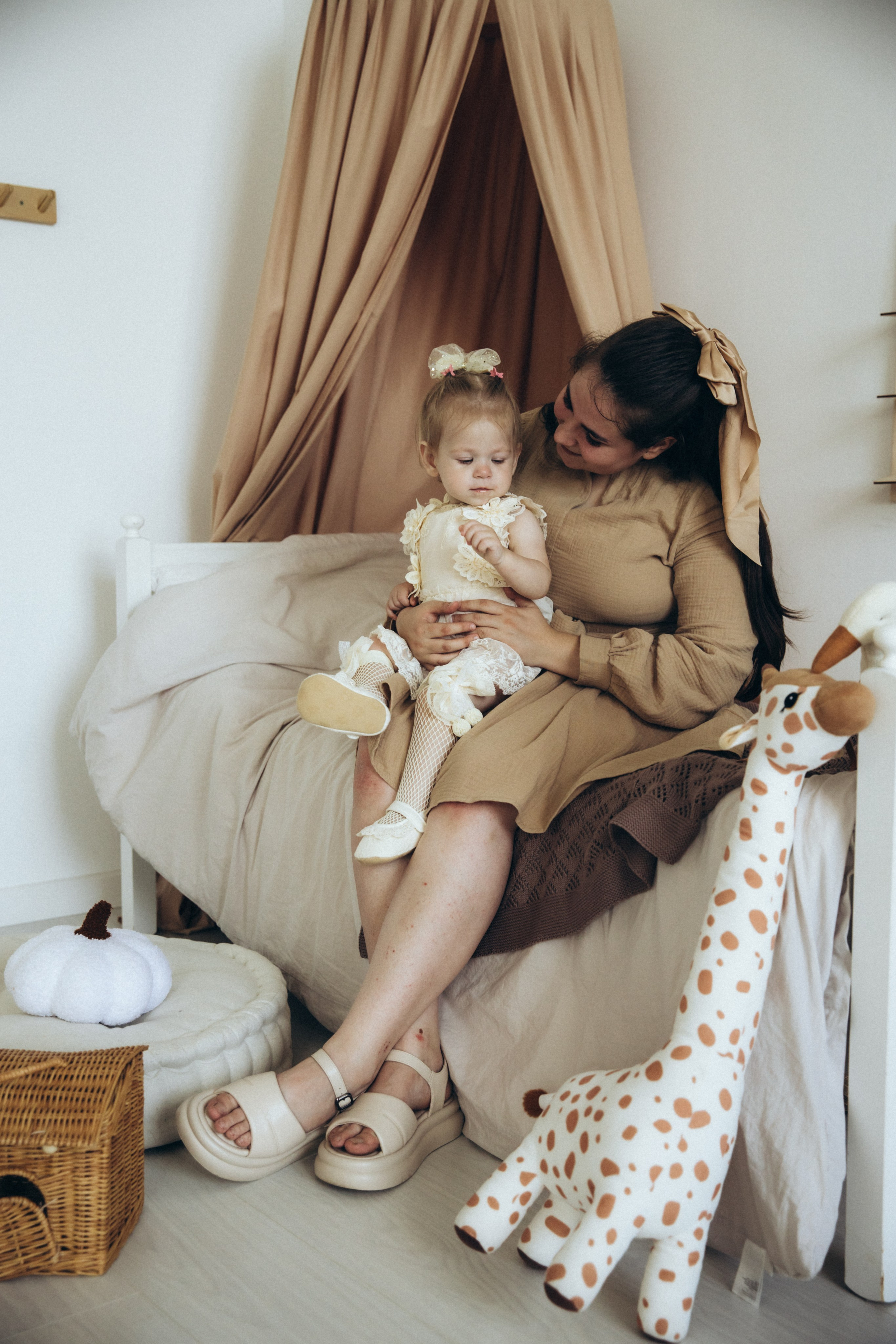 Полина с мамой. Фотограф на крещение в Рязани. Семейный фотограф