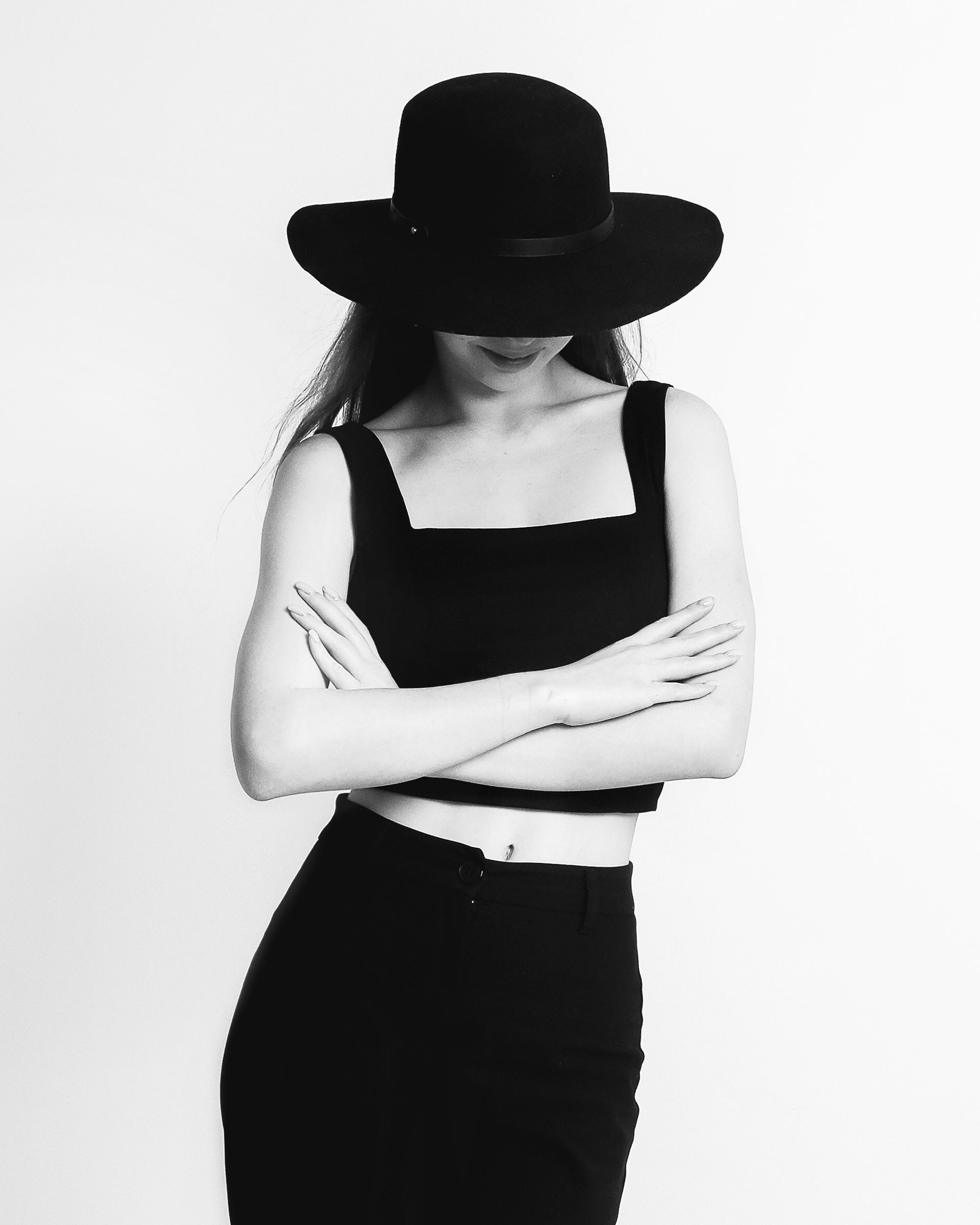 позирование  для девушки в шляпе