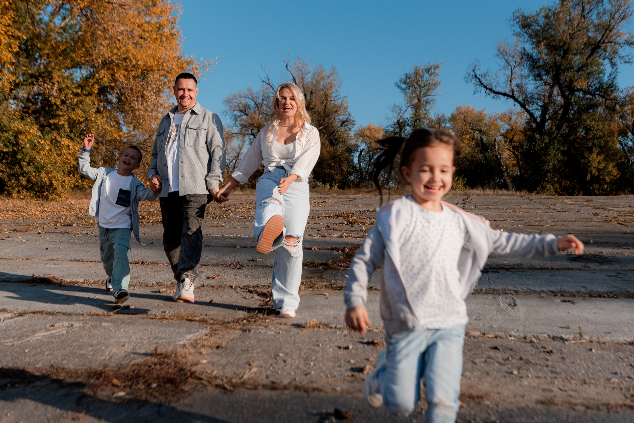 Семейные фотографии на природе осенью - прогулка с детьми по парку ЦПКО.