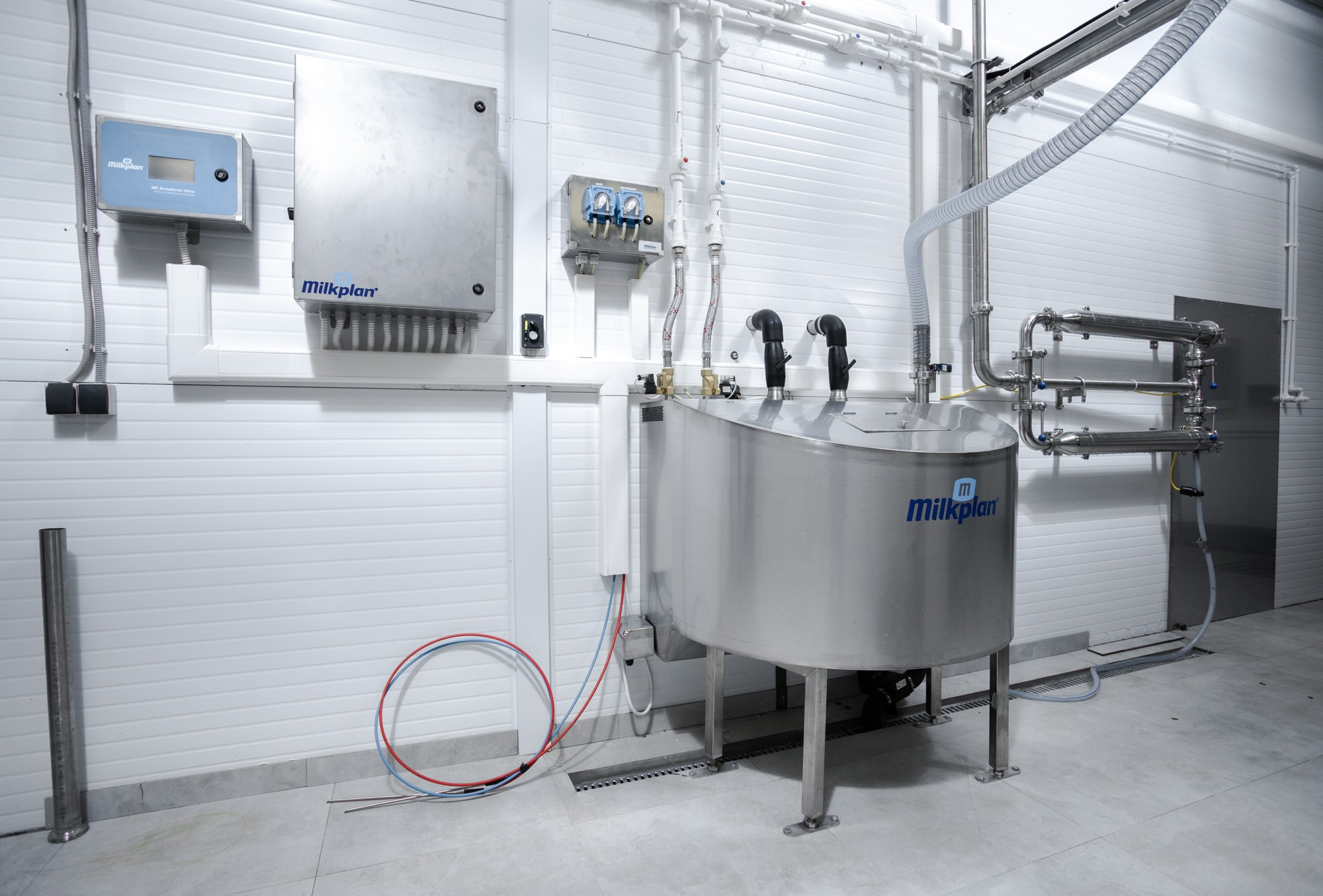 Оборудование хранения молока. Репортажный, промышленный и маркетплейс-фотограф Дмитрий Чернат