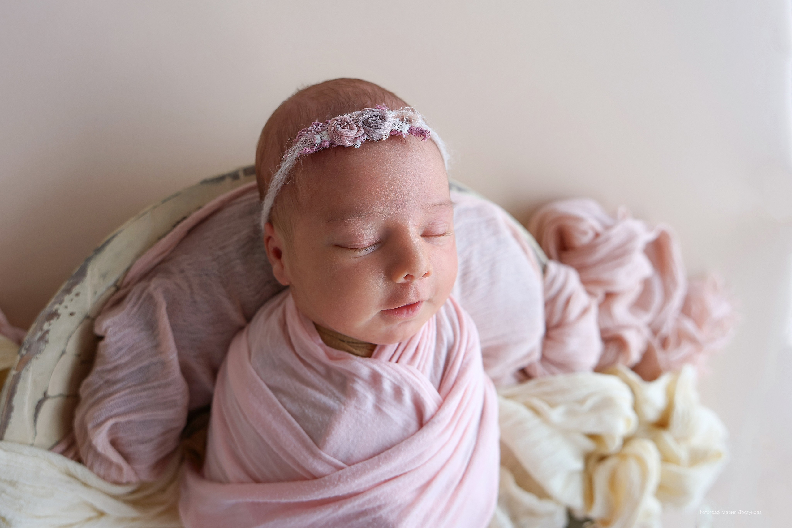Съемка в стиле ньюборн с мамой. Фотосъемка выписки из роддома в Москве, заказать фотографа на выписку ньюборн съемка в роддоме newborn фотограф в Юдино