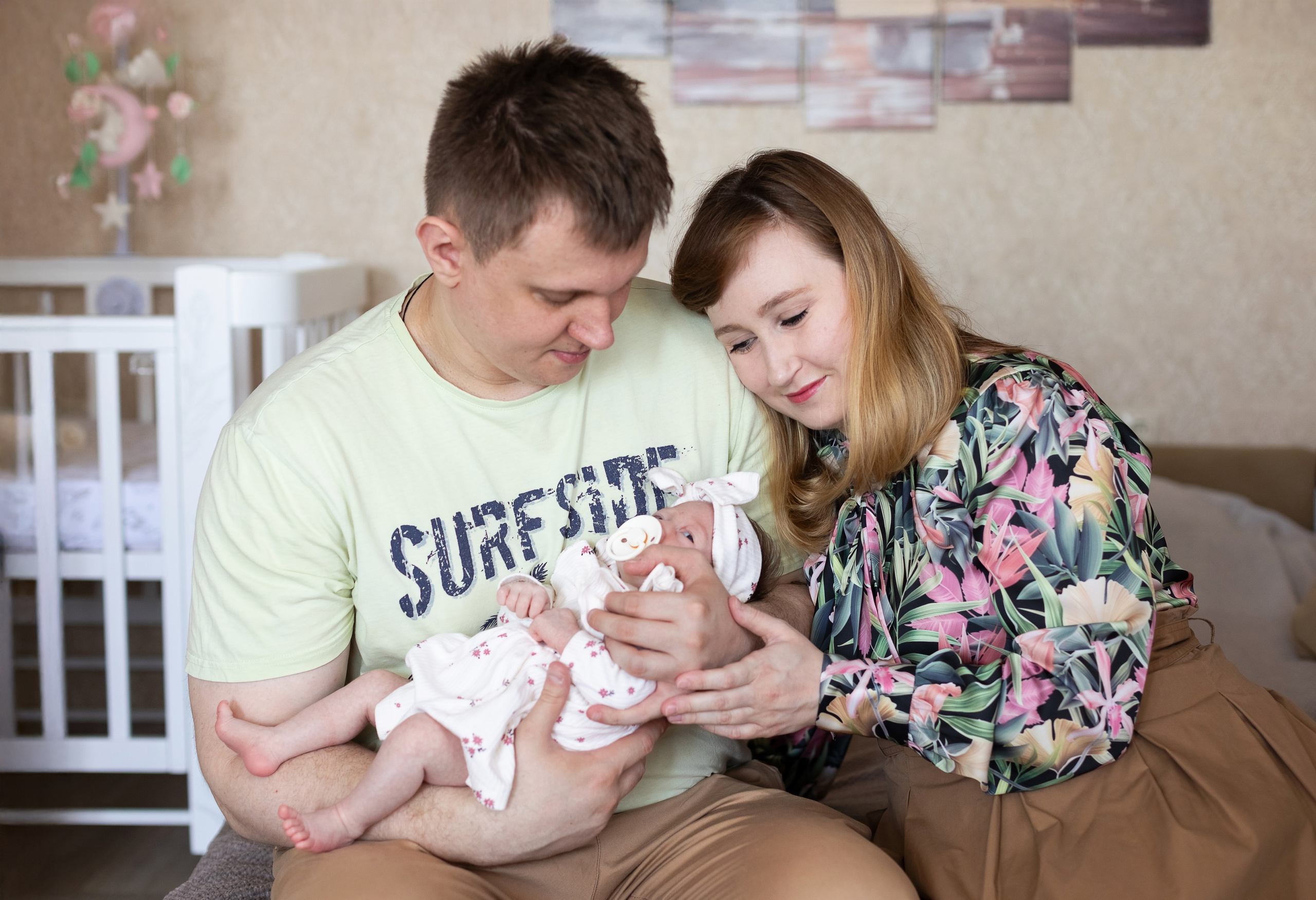 Домашняя съемка новорожденных Москва. Фотосъемка выписки из роддома в Москве, заказать фотографа на выписку ньюборн съемка в роддоме newborn фотограф в Юдино