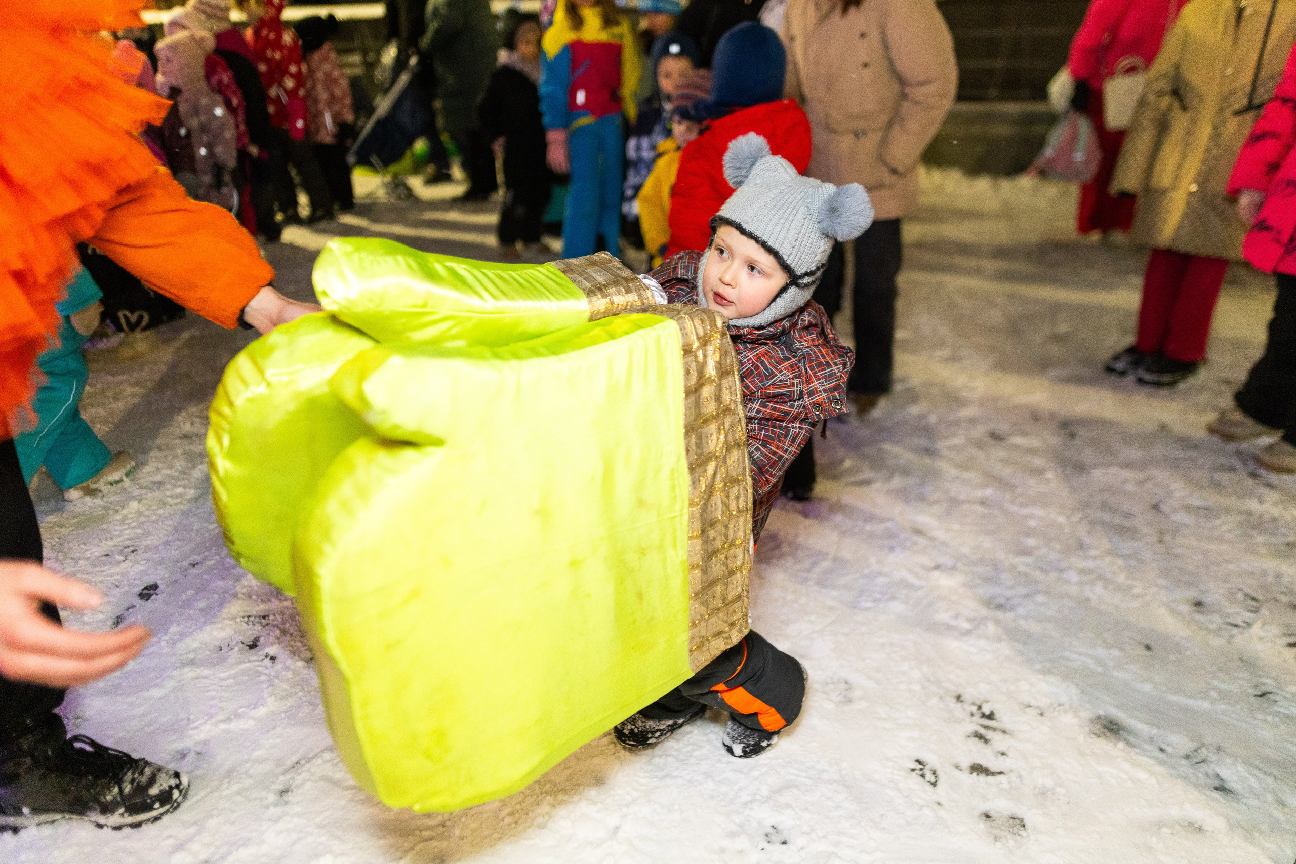 Елка у «Брусники» на Щербакова. Фотограф Родион Нарудинов
