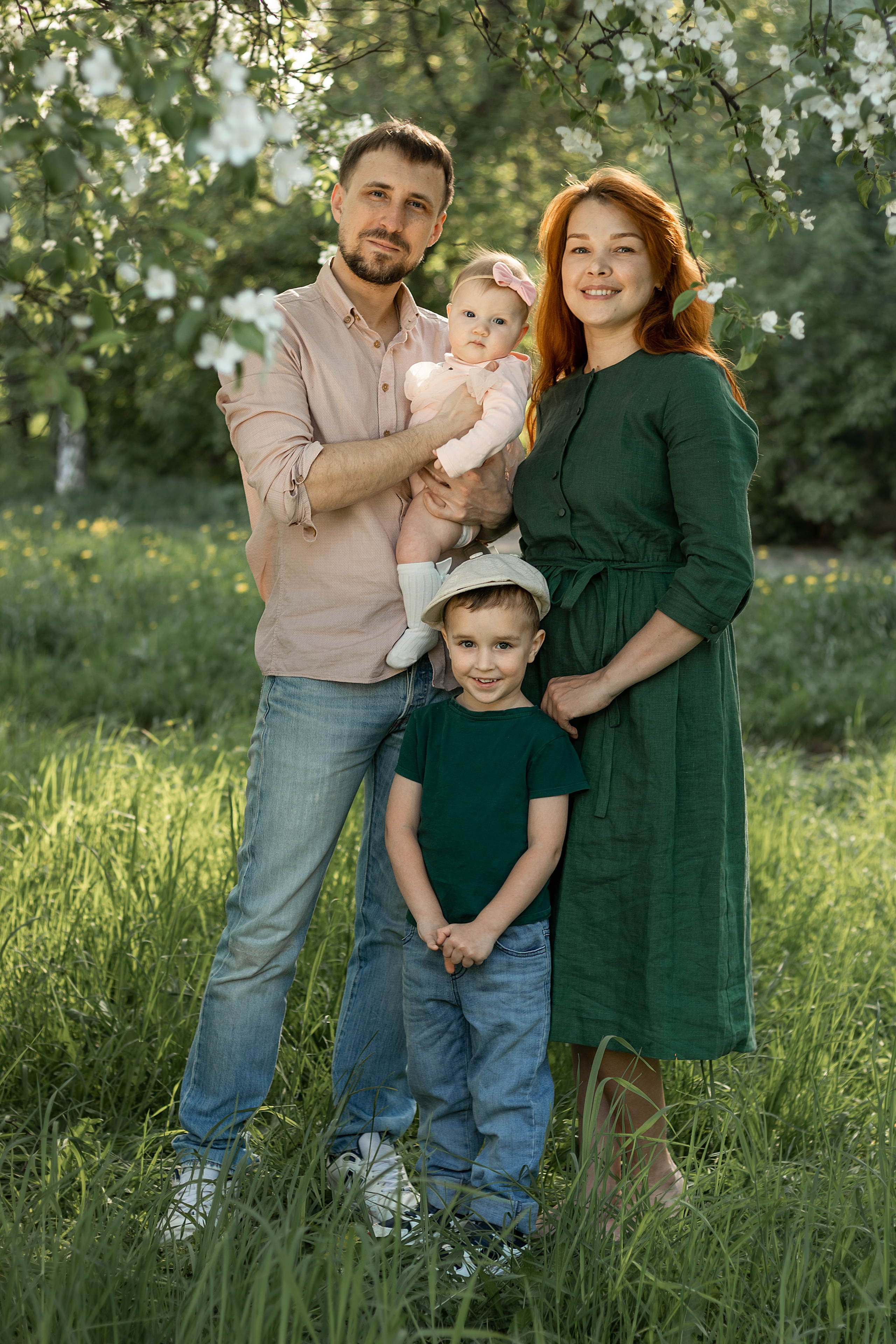 Цветущая майская семья