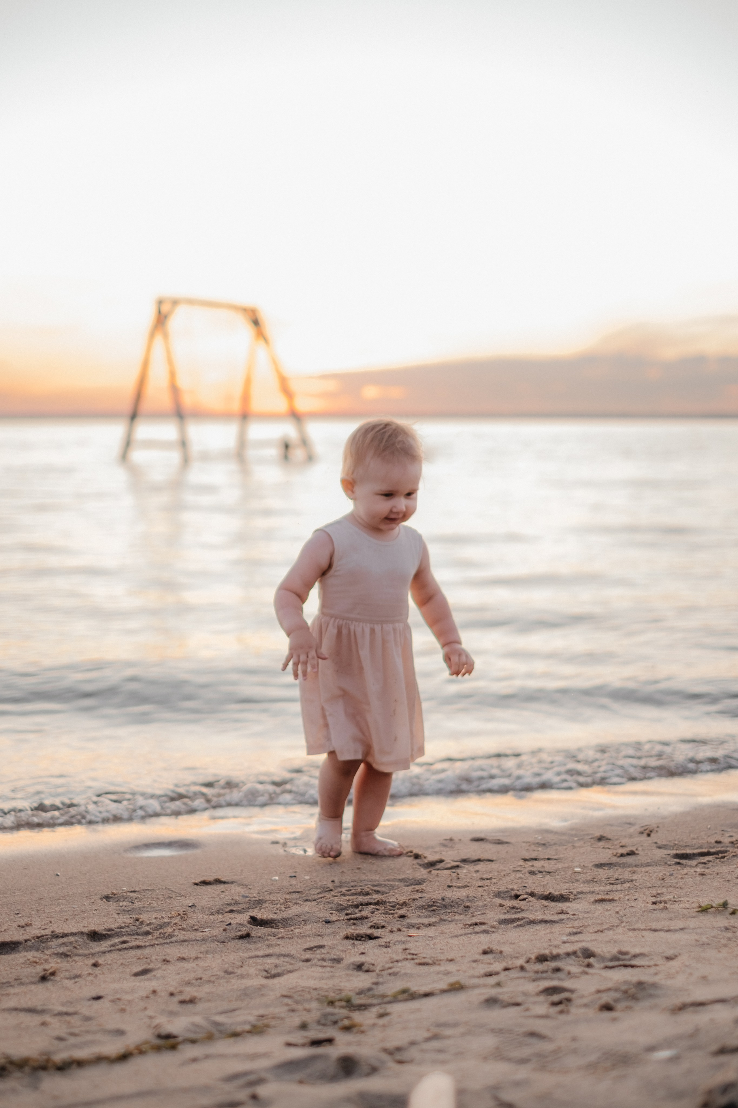 Катя с дочками на берегу. Фотограф в Новосибирске Диана Ильиных