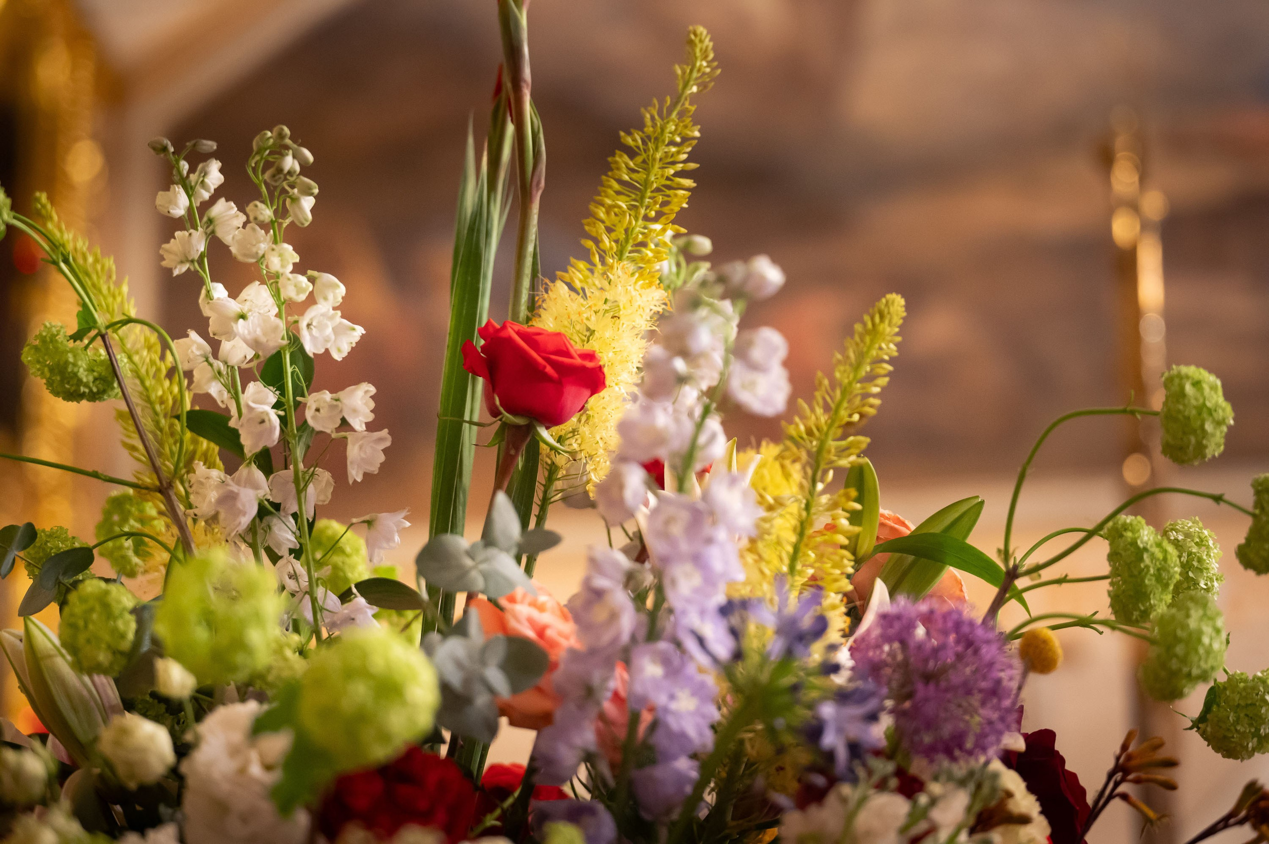 Храм Преображения Господня в Богородском. Цветы на Пасху. Антон и Татьяна Денисенко — В храме