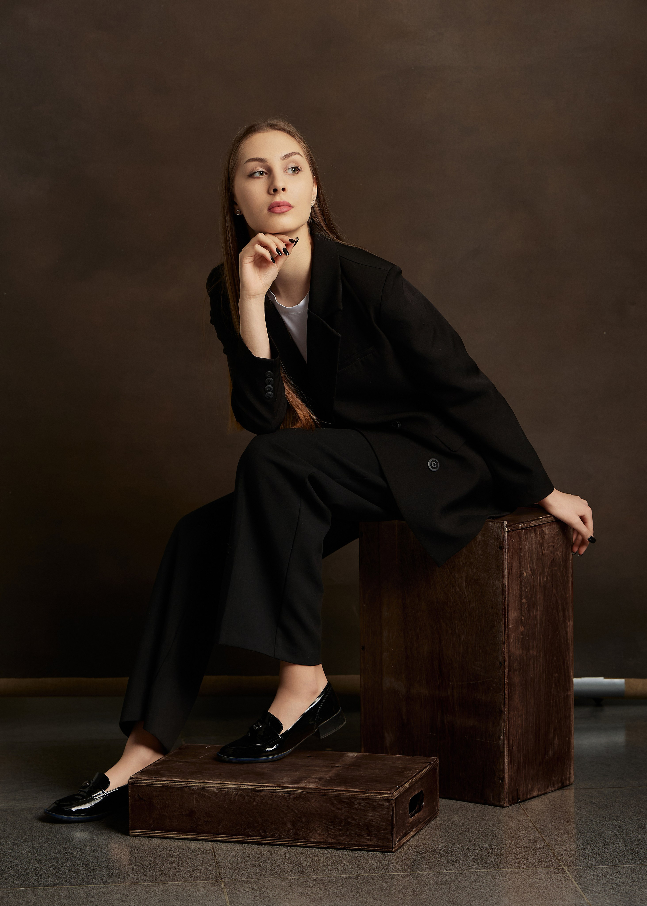 Портрет девушки сидя на фоне холста ручной работы