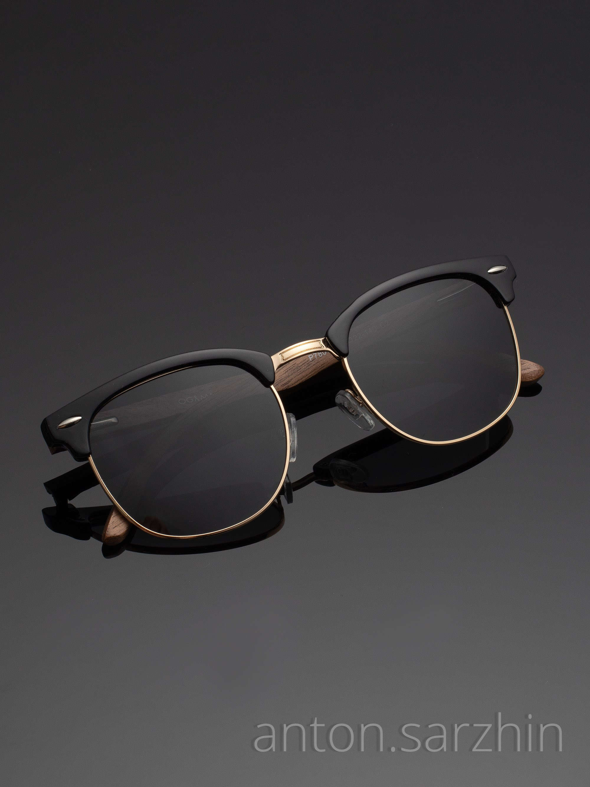 Предметная съемка черных очков на черном фоне