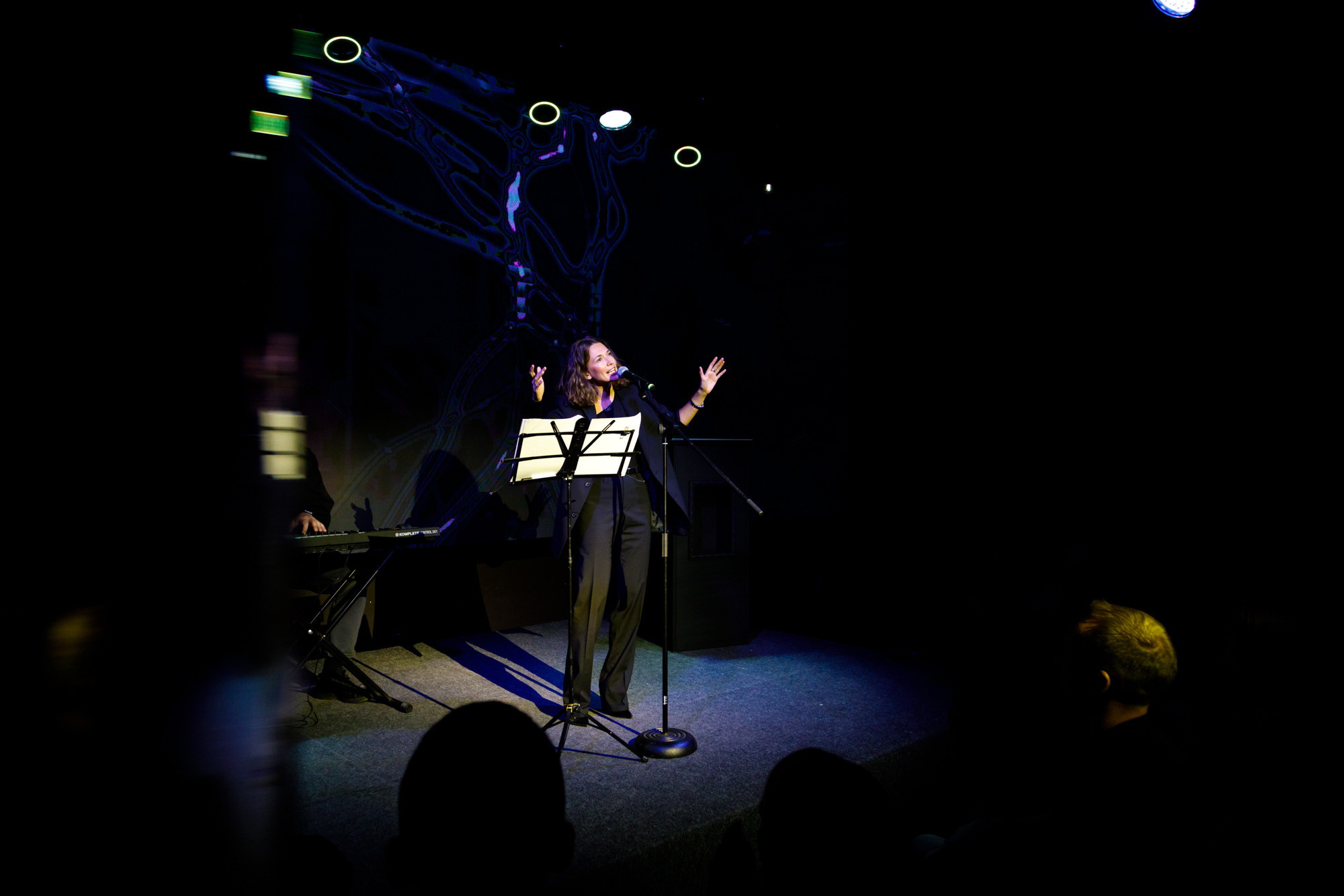 Поэтический вечер Кати Хлебниковой. Бизнес фотограф в Новосибирске Александр Рощин